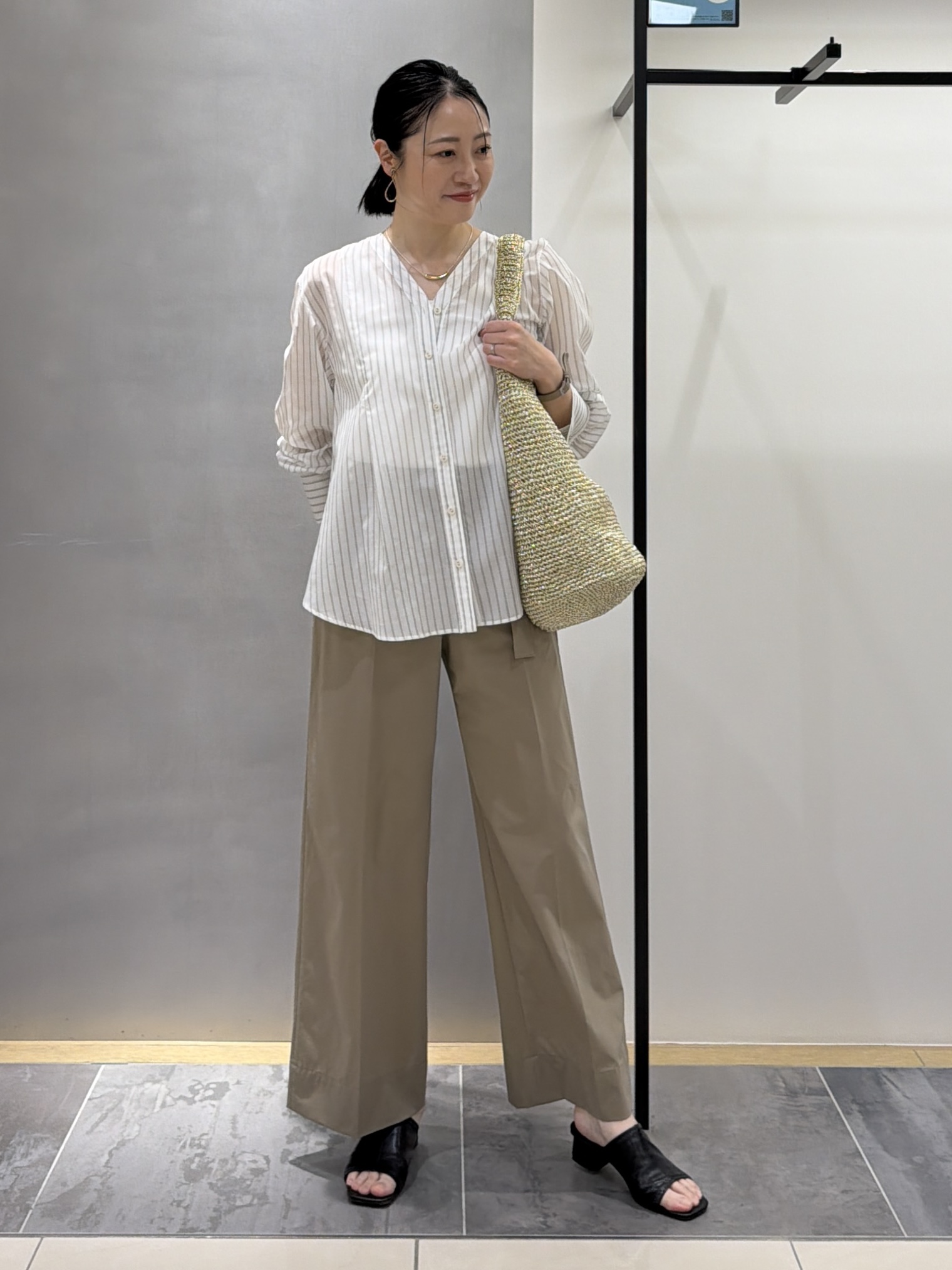 shihoさんの「INDIVI｜【洗える／軽やか】無地＆ストライプ柄 切替タックブラウス」を使ったコーディネート