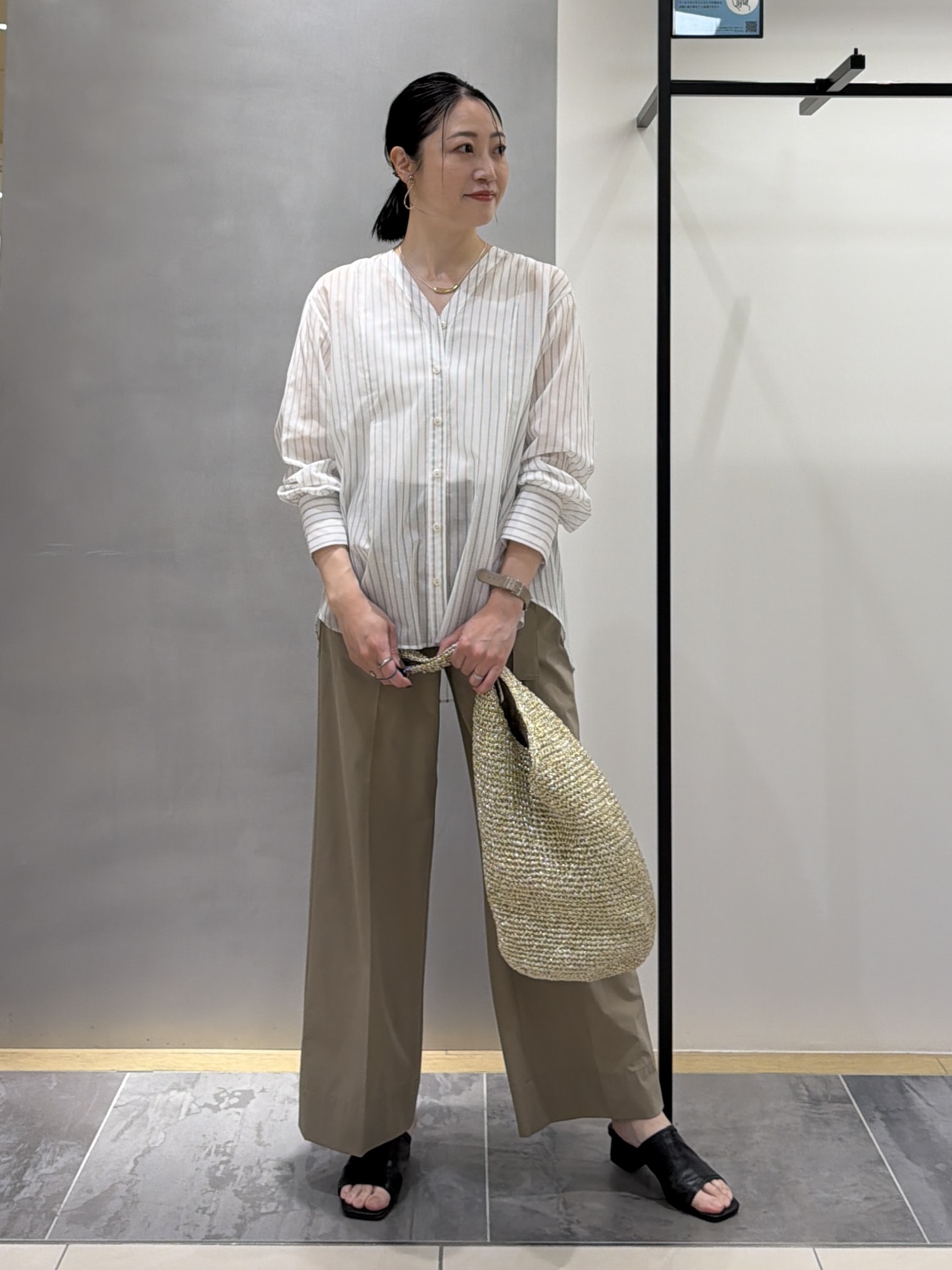 shihoさんの「INDIVI｜【洗える／軽やか】無地＆ストライプ柄 切替タックブラウス」を使ったコーディネート