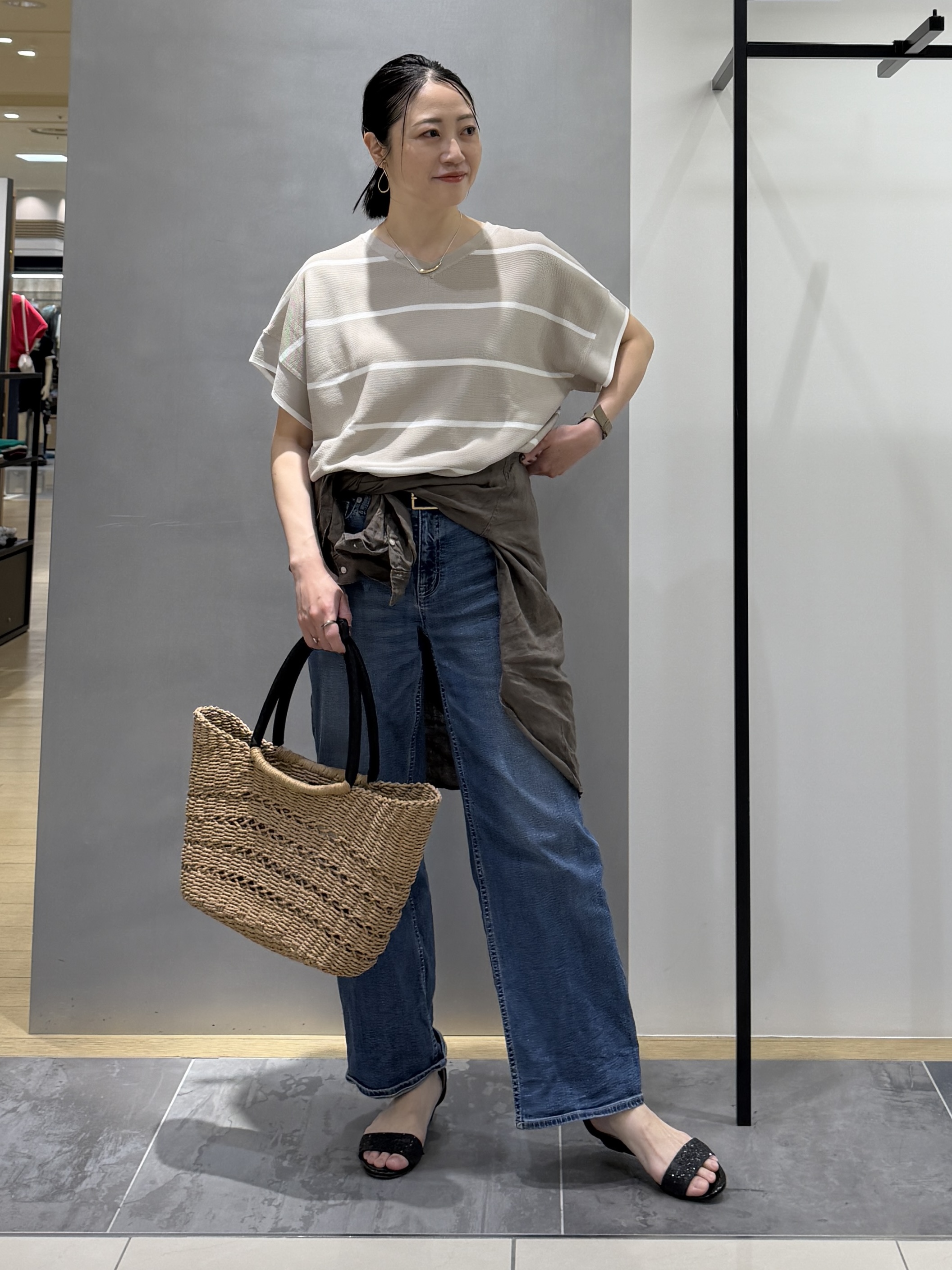 shihoさんの「INDIVI｜【11色展開/体型カバー】前後2WAYフレンチスリーブニット」を使ったコーディネート