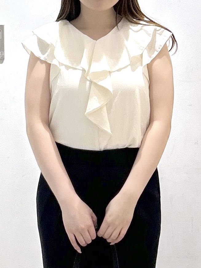 sayaさんの「OPAQUE.CLIP｜【接触冷感】マットサテンフリルフレンチブラウス《吸水速乾／防シワ／洗濯機OK》」を使ったコーディネート