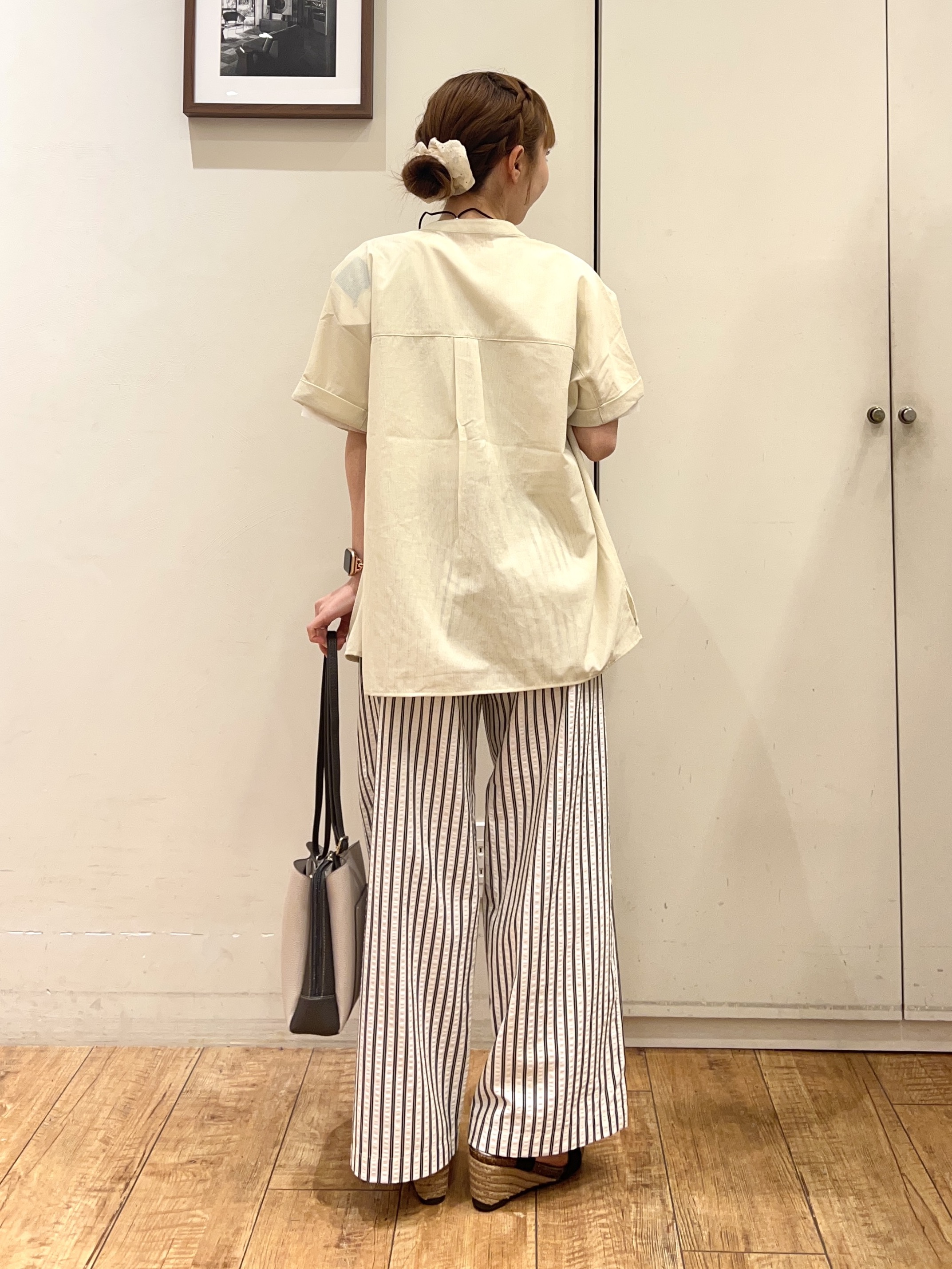 AIRIさんの「SHOO･LA･RUE｜【さらり快適/洗濯機可/S-LL】風が通り抜ける 半袖バンドカラーシアーシャツ」を使ったコーディネート