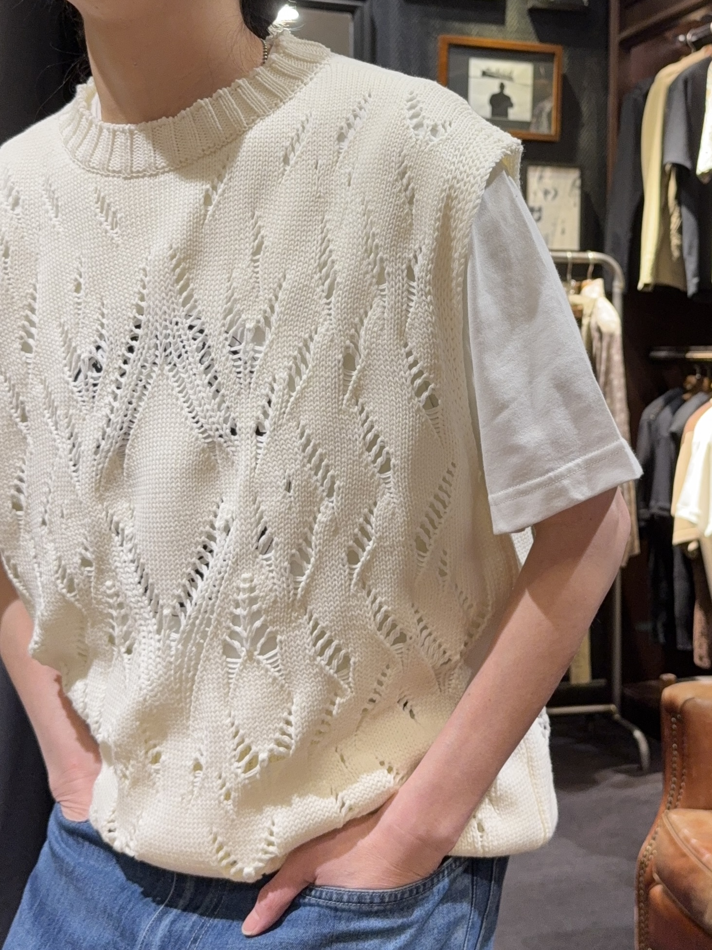 神野（jinno）さんの「TAKEO KIKUCHI｜ダイヤ柄透かし編みニットべスト」を使ったコーディネート