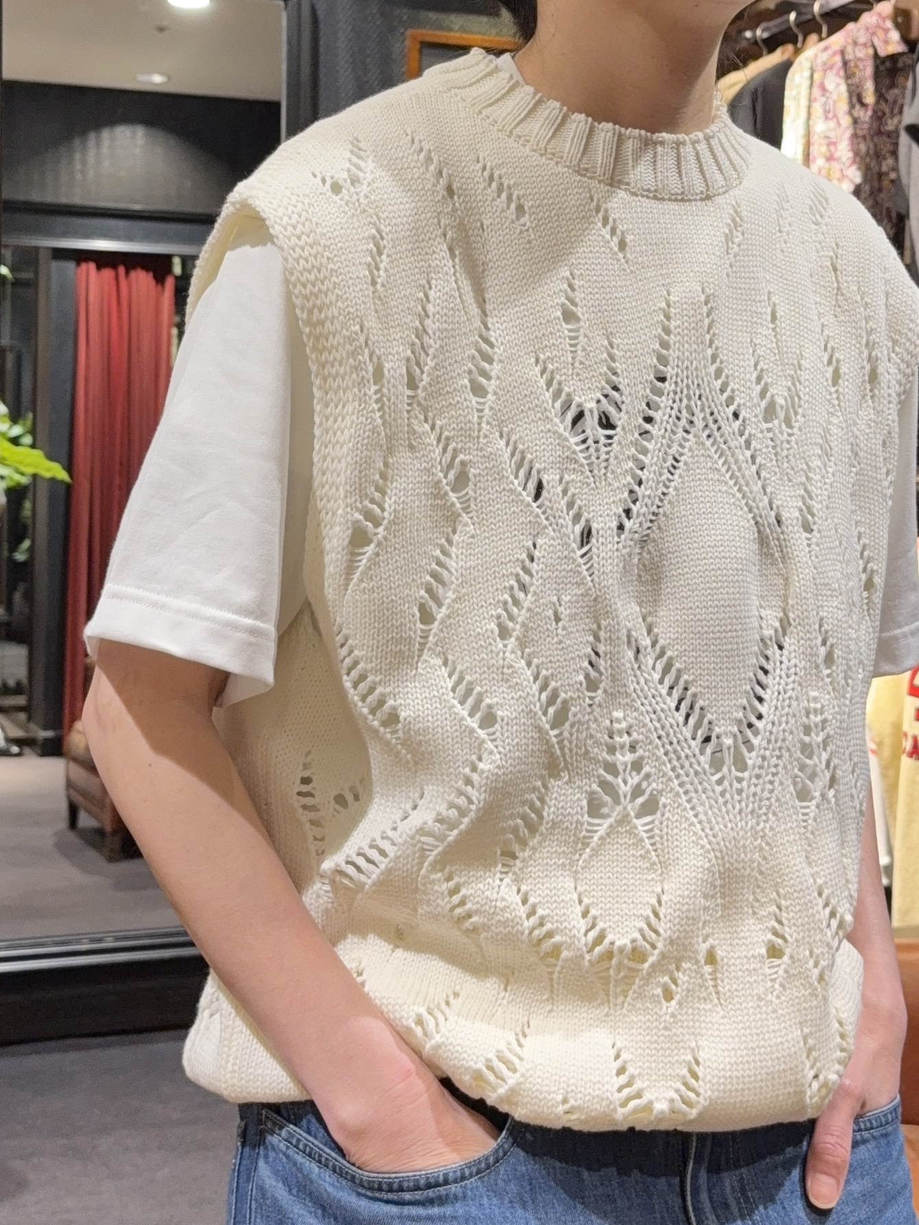 神野（jinno）さんの「TAKEO KIKUCHI｜ダイヤ柄透かし編みニットべスト」を使ったコーディネート