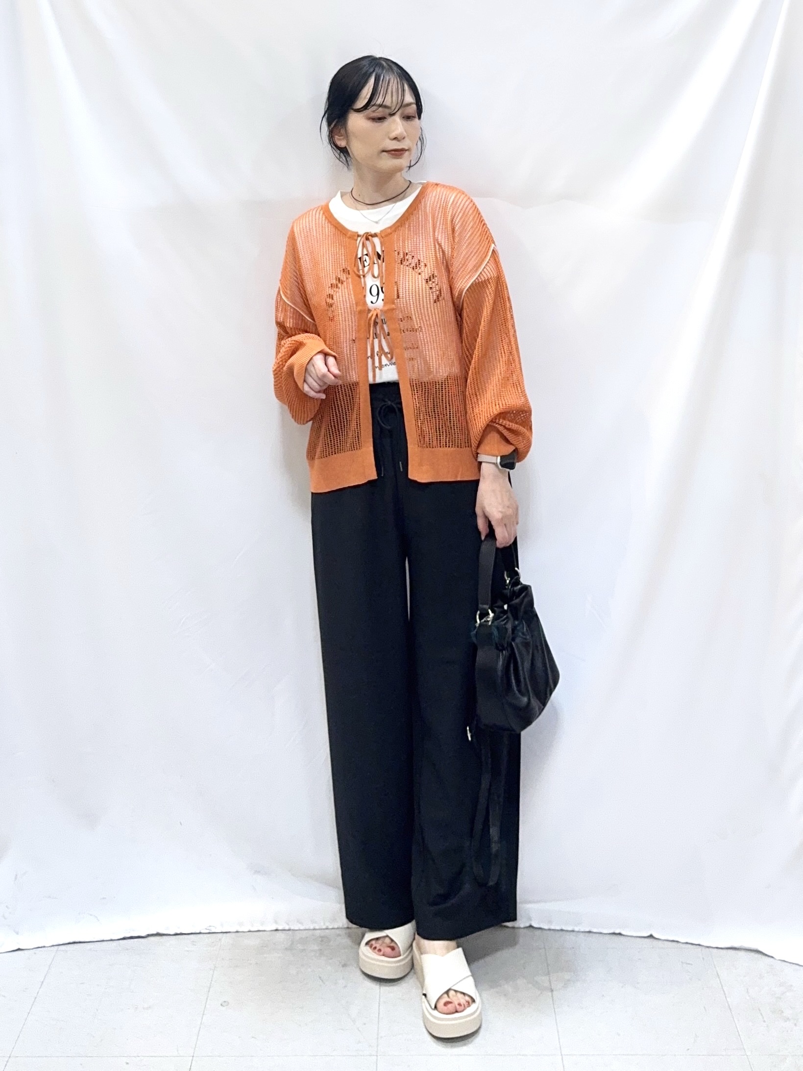 𝐇𝐢𝐫𝐨𝐦𝐢さんの「SHOO･LA･RUE｜【2点セット/洗濯機可/S-LL】時短でこなれ見え カーデにもなる2WAYメッシュニット+半袖ロゴT」を使ったコーディネート