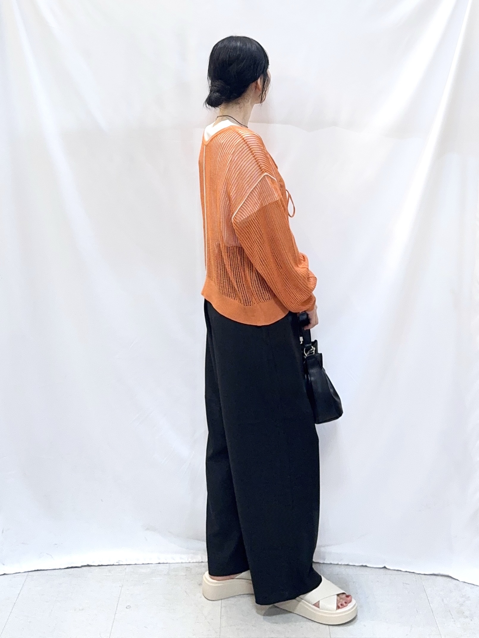 𝐇𝐢𝐫𝐨𝐦𝐢さんの「SHOO･LA･RUE｜【2点セット/洗濯機可/S-LL】時短でこなれ見え カーデにもなる2WAYメッシュニット+半袖ロゴT」を使ったコーディネート