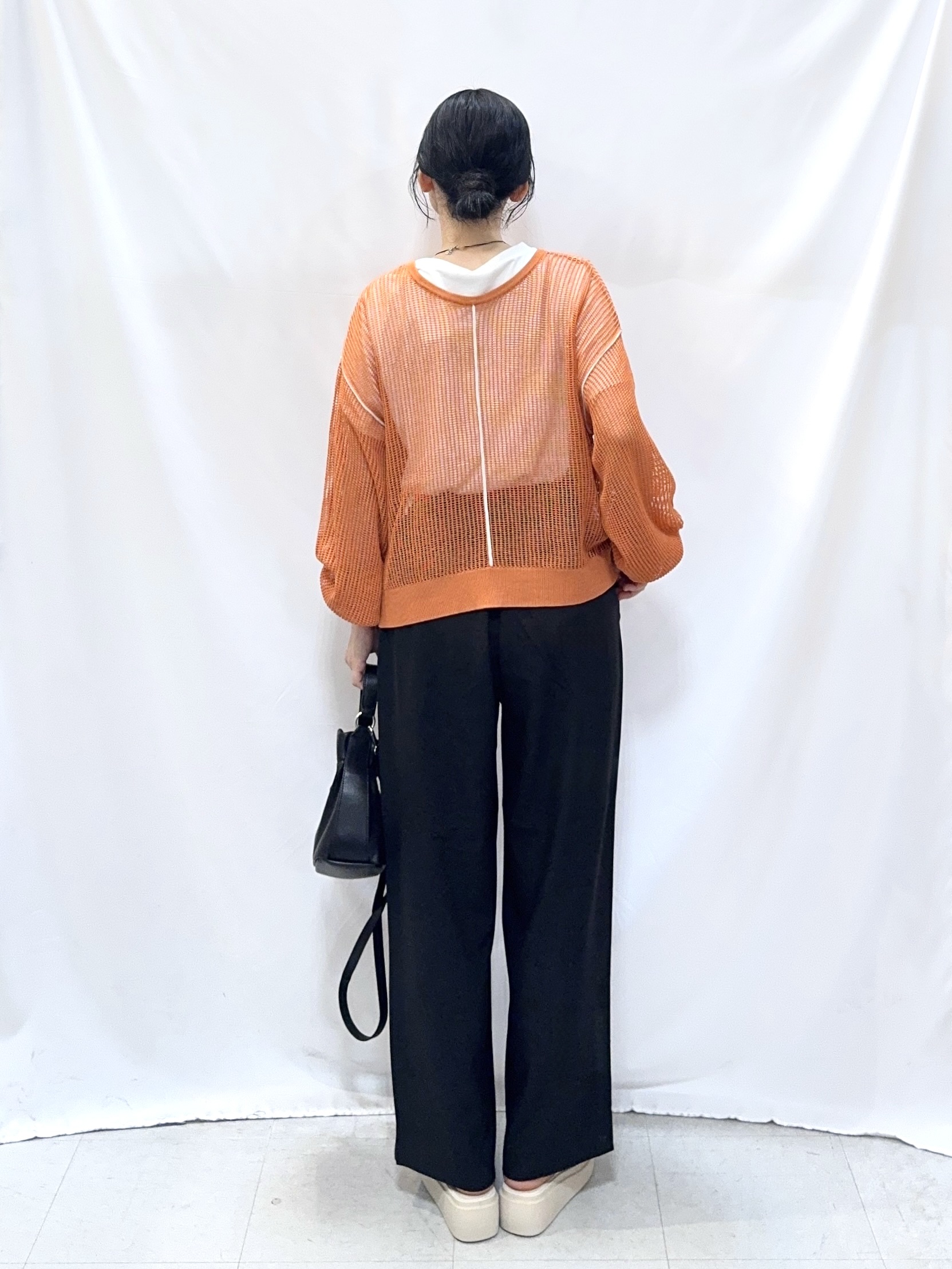 𝐇𝐢𝐫𝐨𝐦𝐢さんの「SHOO･LA･RUE｜【2点セット/洗濯機可/S-LL】時短でこなれ見え カーデにもなる2WAYメッシュニット+半袖ロゴT」を使ったコーディネート