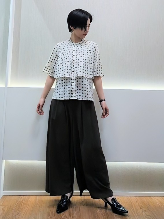 ミズタさんの「UNTITLED｜【洗える/きれいめ柄】コモンプリントブラウス」を使ったコーディネート