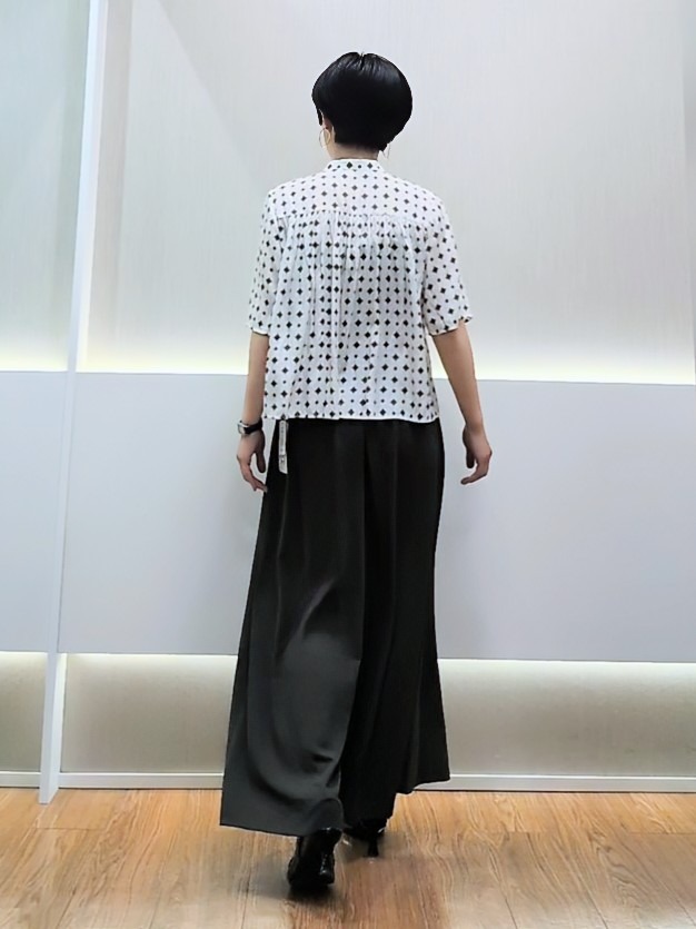 ミズタさんの「UNTITLED｜【洗える/きれいめ柄】コモンプリントブラウス」を使ったコーディネート
