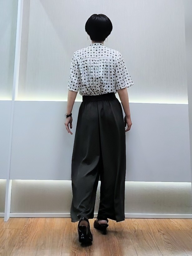 ミズタさんの「UNTITLED｜【洗える/きれいめ柄】コモンプリントブラウス」を使ったコーディネート