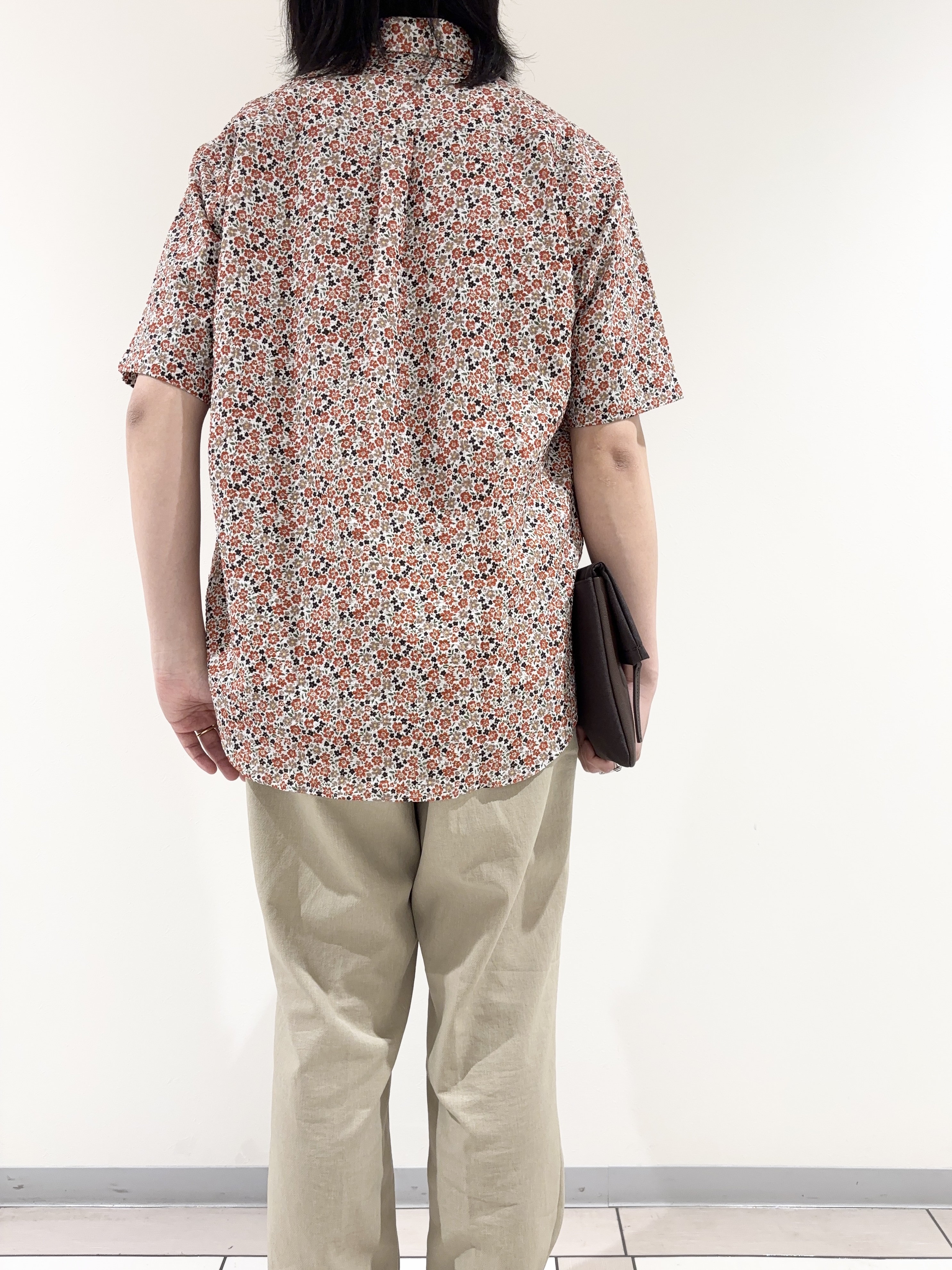 及川さんの「TAKEO KIKUCHI｜リップル小花シャツ」を使ったコーディネート