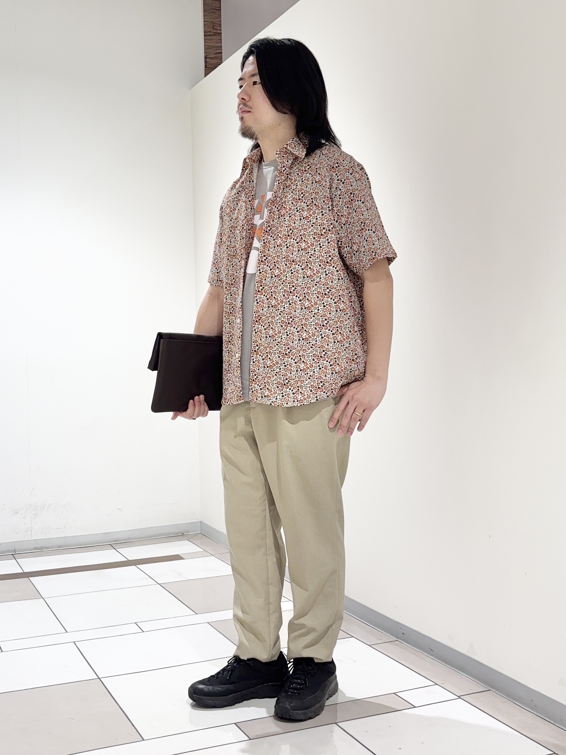 及川さんの「TAKEO KIKUCHI｜リップル小花シャツ」を使ったコーディネート