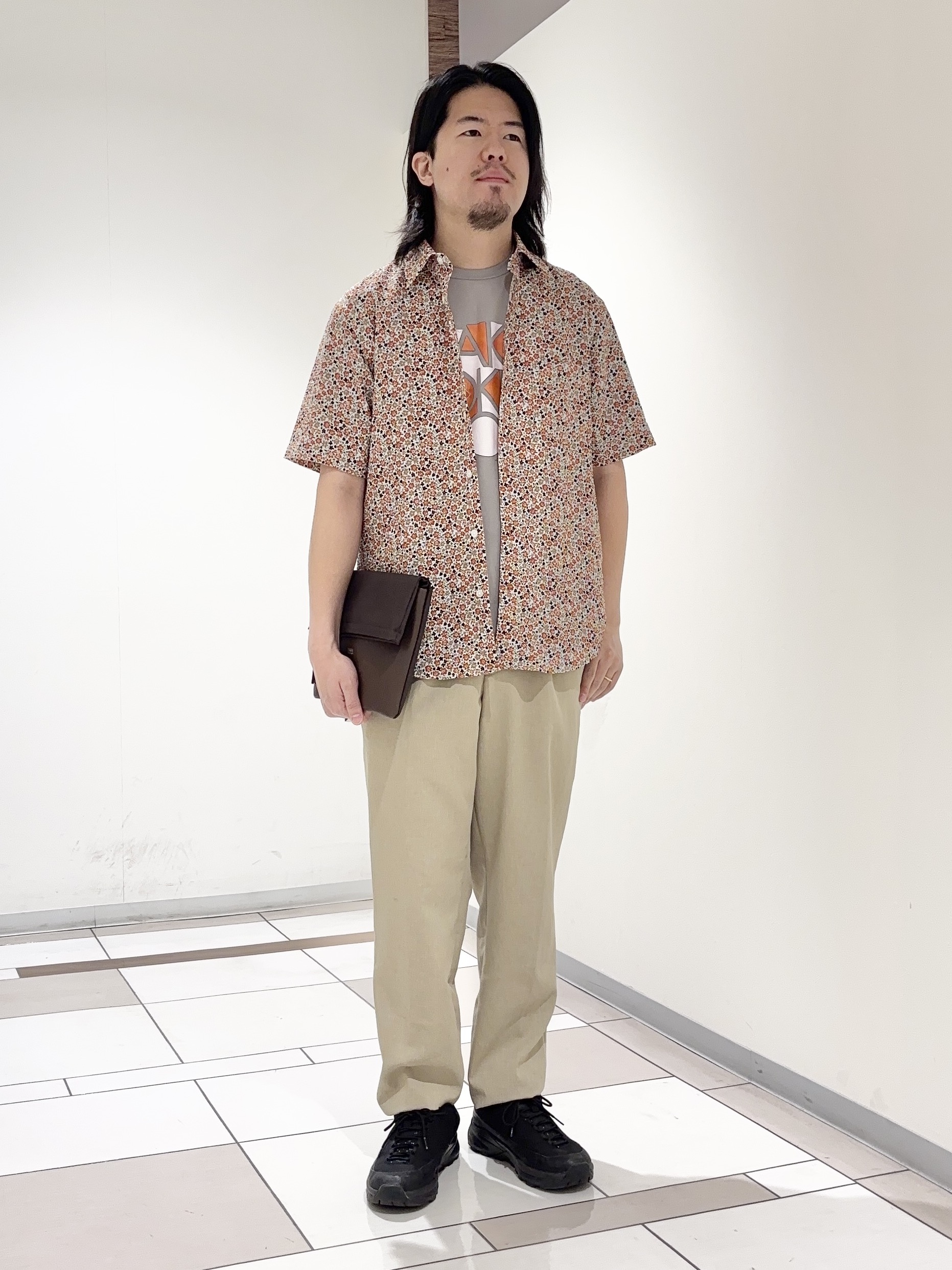 及川さんの「TAKEO KIKUCHI｜リップル小花シャツ」を使ったコーディネート