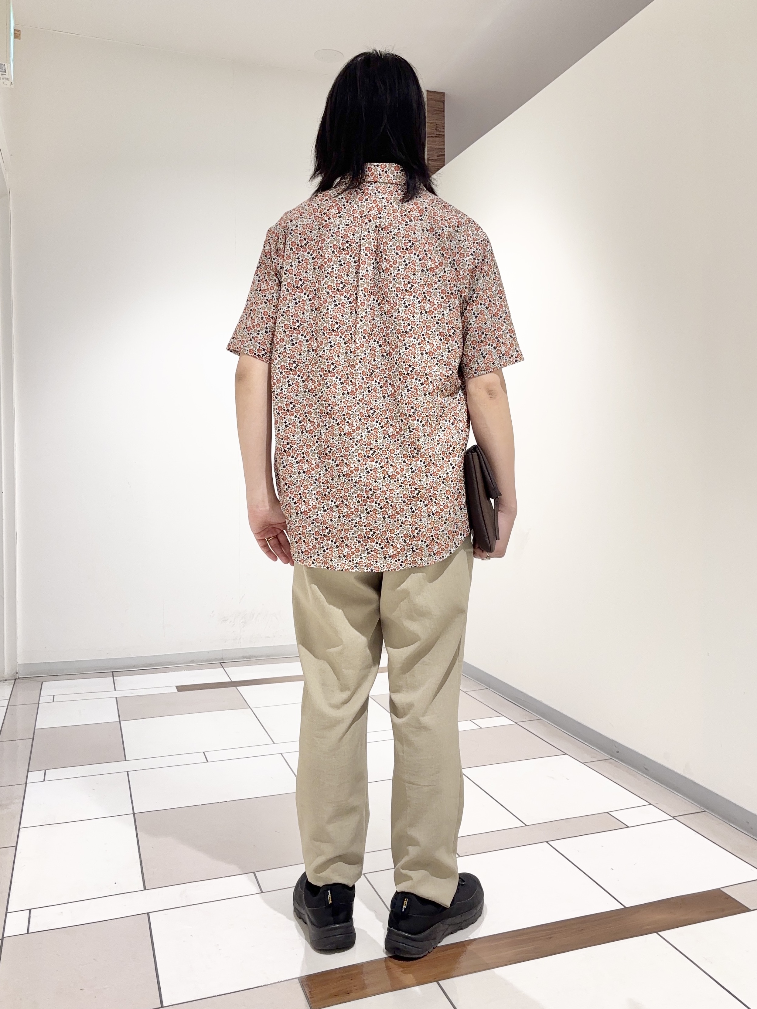及川さんの「TAKEO KIKUCHI｜リップル小花シャツ」を使ったコーディネート