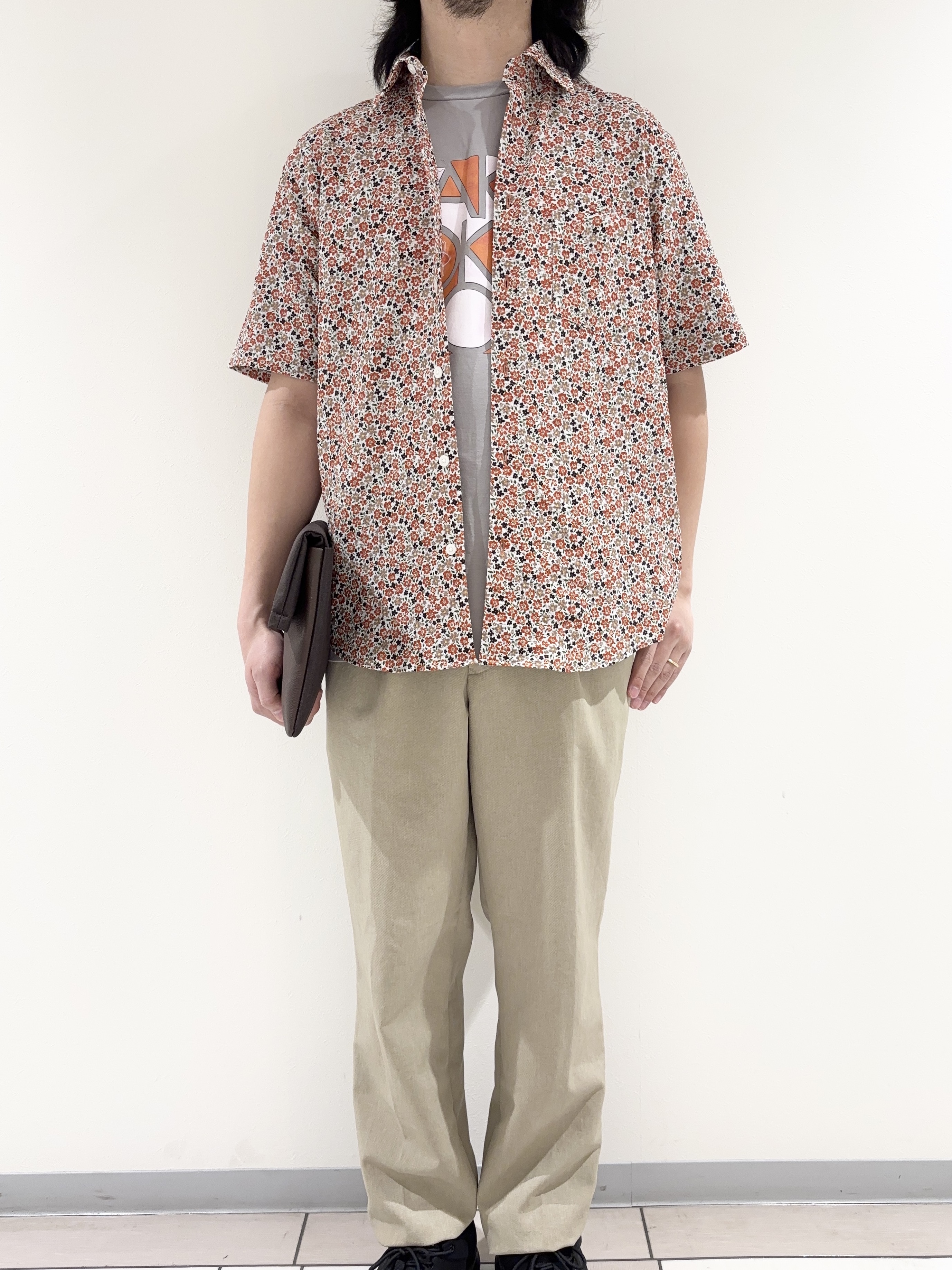 及川さんの「TAKEO KIKUCHI｜リップル小花シャツ」を使ったコーディネート