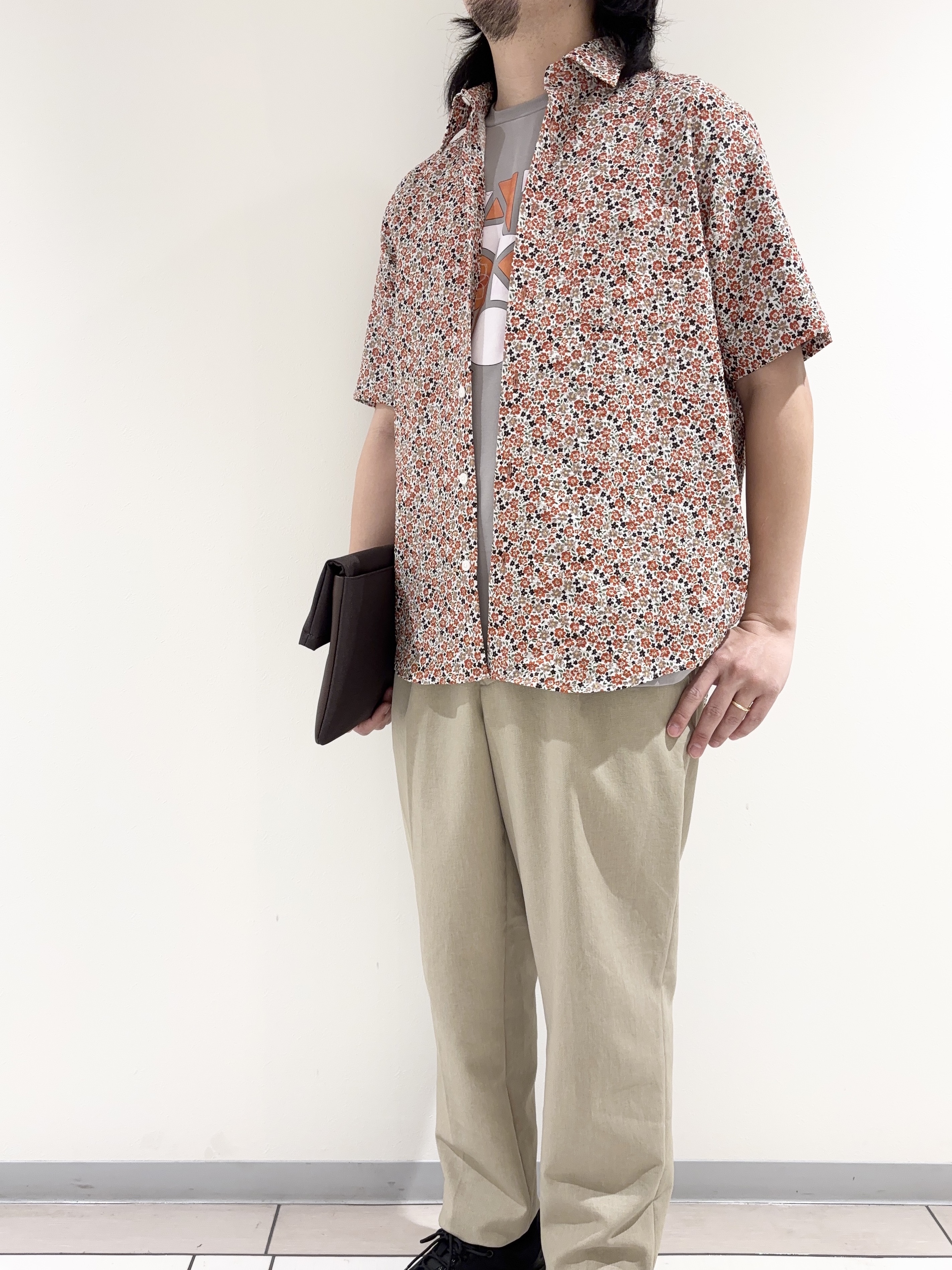 及川さんの「TAKEO KIKUCHI｜リップル小花シャツ」を使ったコーディネート