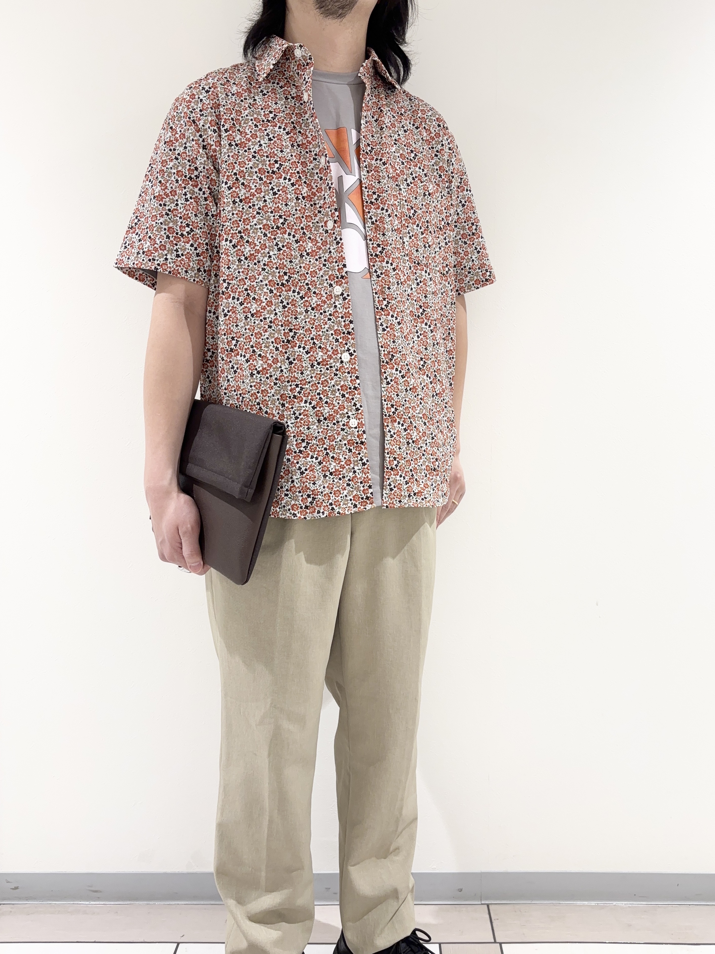 及川さんの「TAKEO KIKUCHI｜リップル小花シャツ」を使ったコーディネート