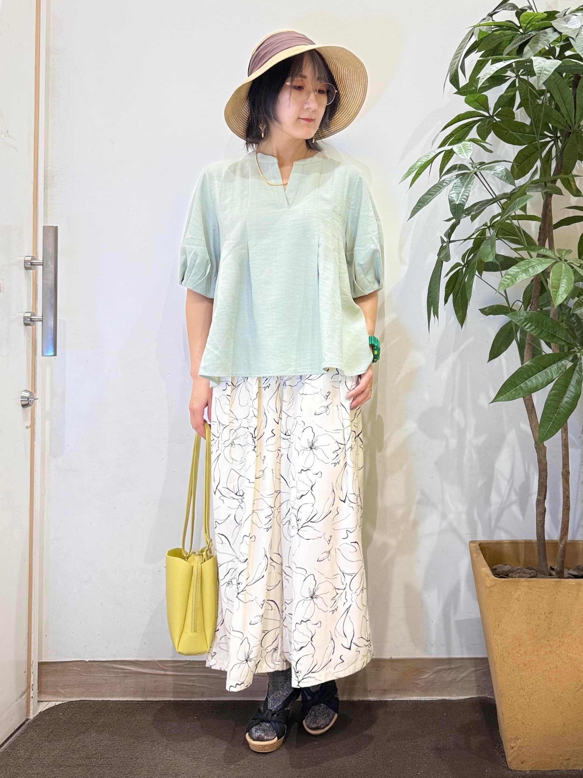 misakiさんの「SHOO･LA･RUE｜【高レビュー/洗濯後しわになりにくい/インせず着られる】自然に体型カバー 麻調ペプラムブラウス」を使ったコーディネート