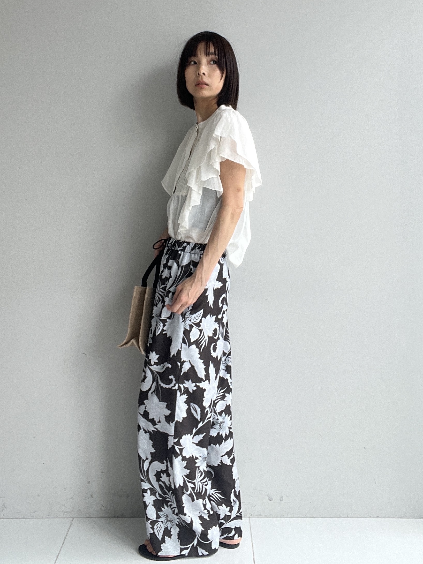 misaさんの「DRESSTERIOR｜コットンシルク ラッフルスリーブ ブラウス」を使ったコーディネート