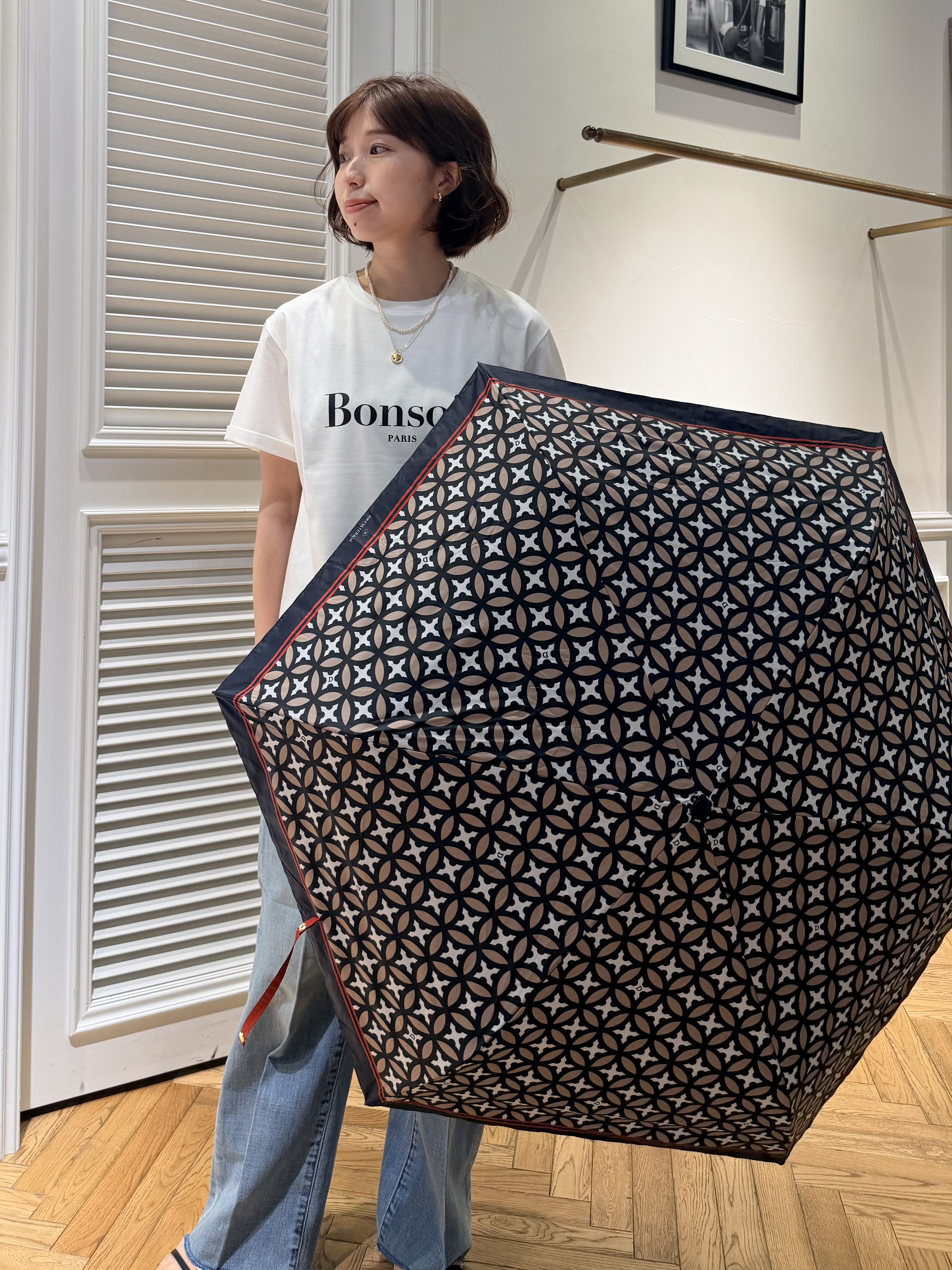 つじ まこさんの「DRESSTERIOR｜【晴雨兼用/UVカット】オーバーラップサークル 折りたたみ傘」を使ったコーディネート