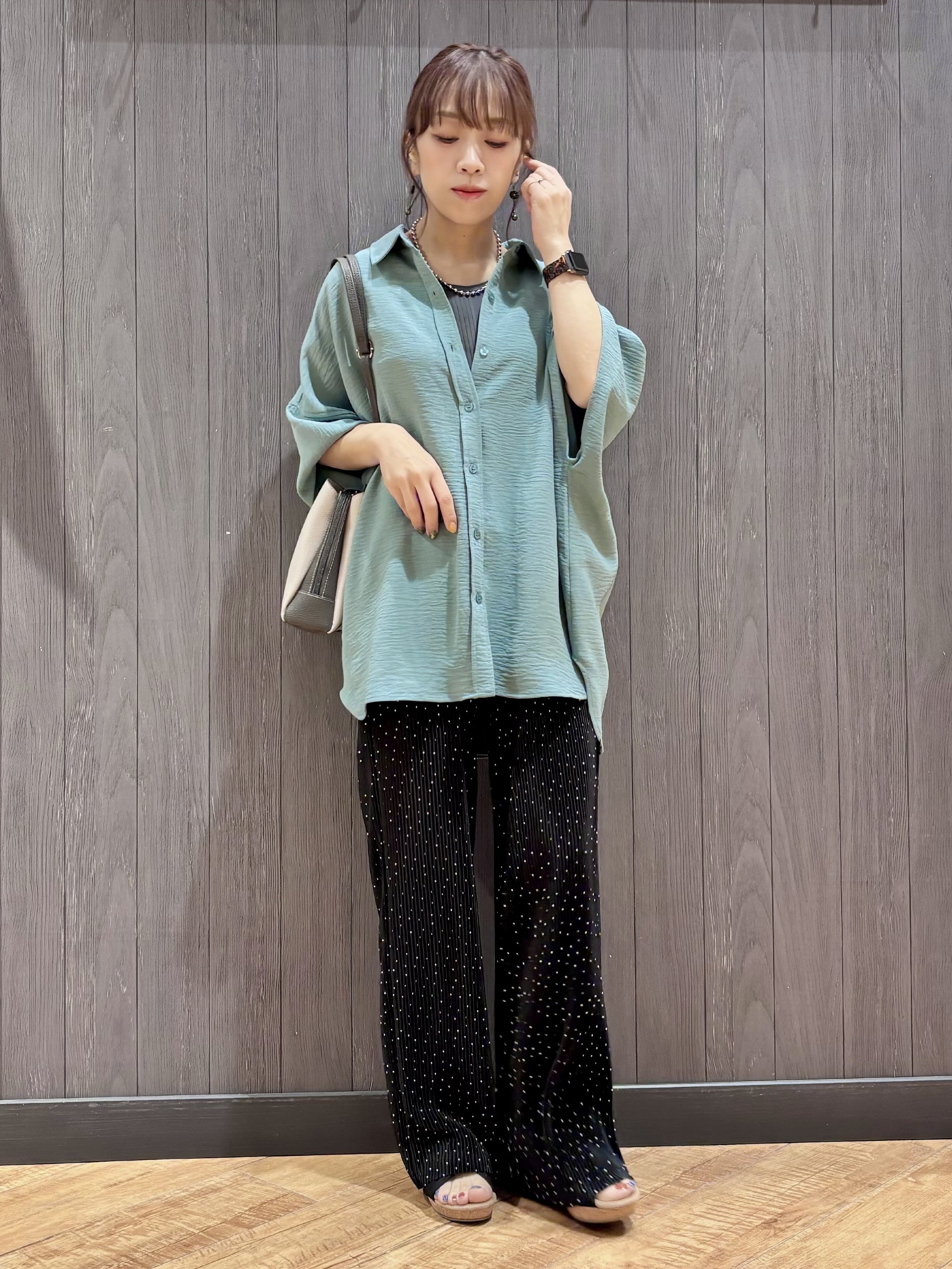 meiさんの「SHOO･LA･RUE｜【高レビュー/洗濯後しわになりにくい/体型カバー】きちんとゆるっと 大人の抜け感 ポンチョ風カラーシ」を使ったコーディネート