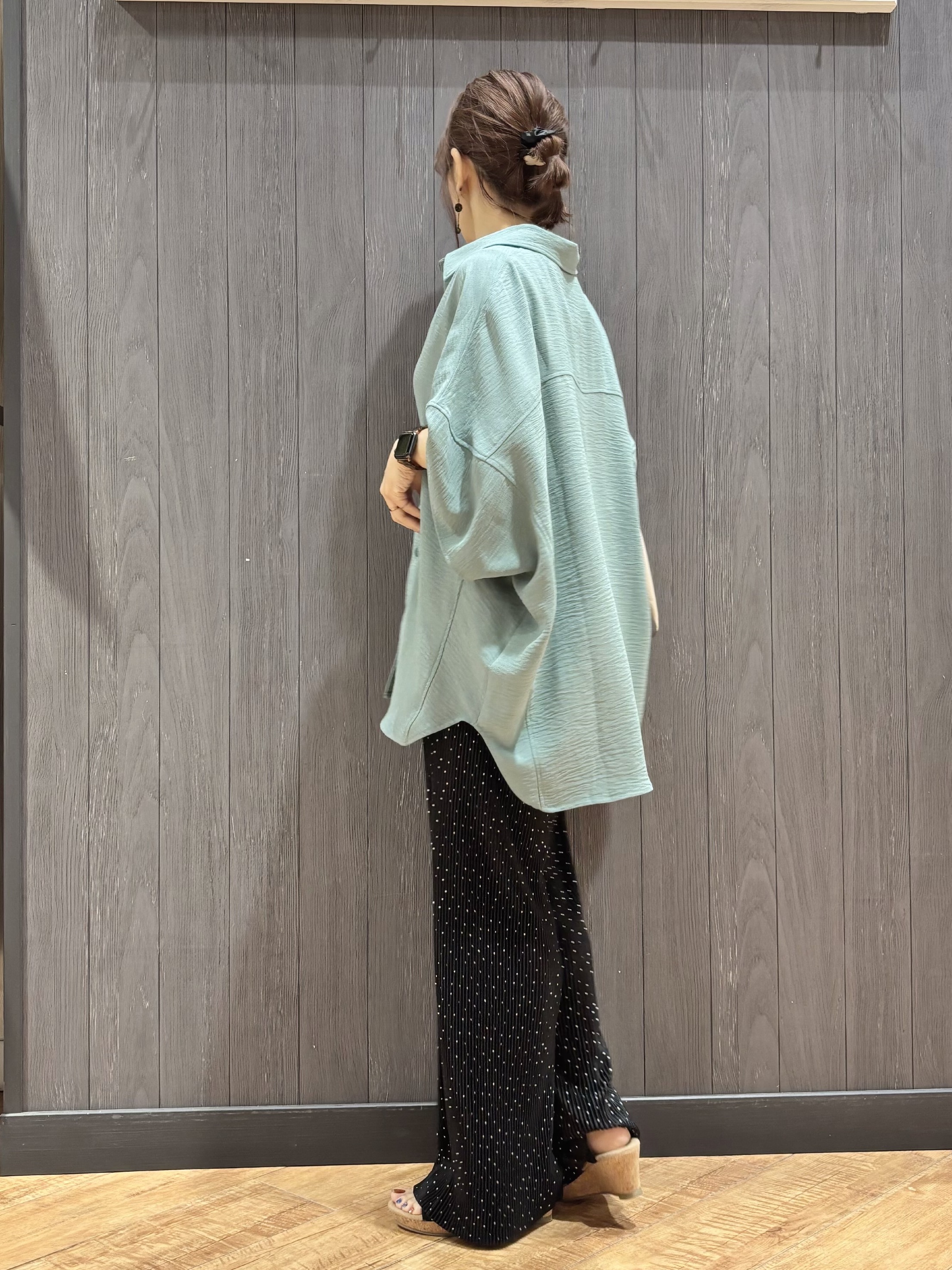 meiさんの「SHOO･LA･RUE｜【高レビュー/洗濯後しわになりにくい/体型カバー】きちんとゆるっと 大人の抜け感 ポンチョ風カラーシ」を使ったコーディネート