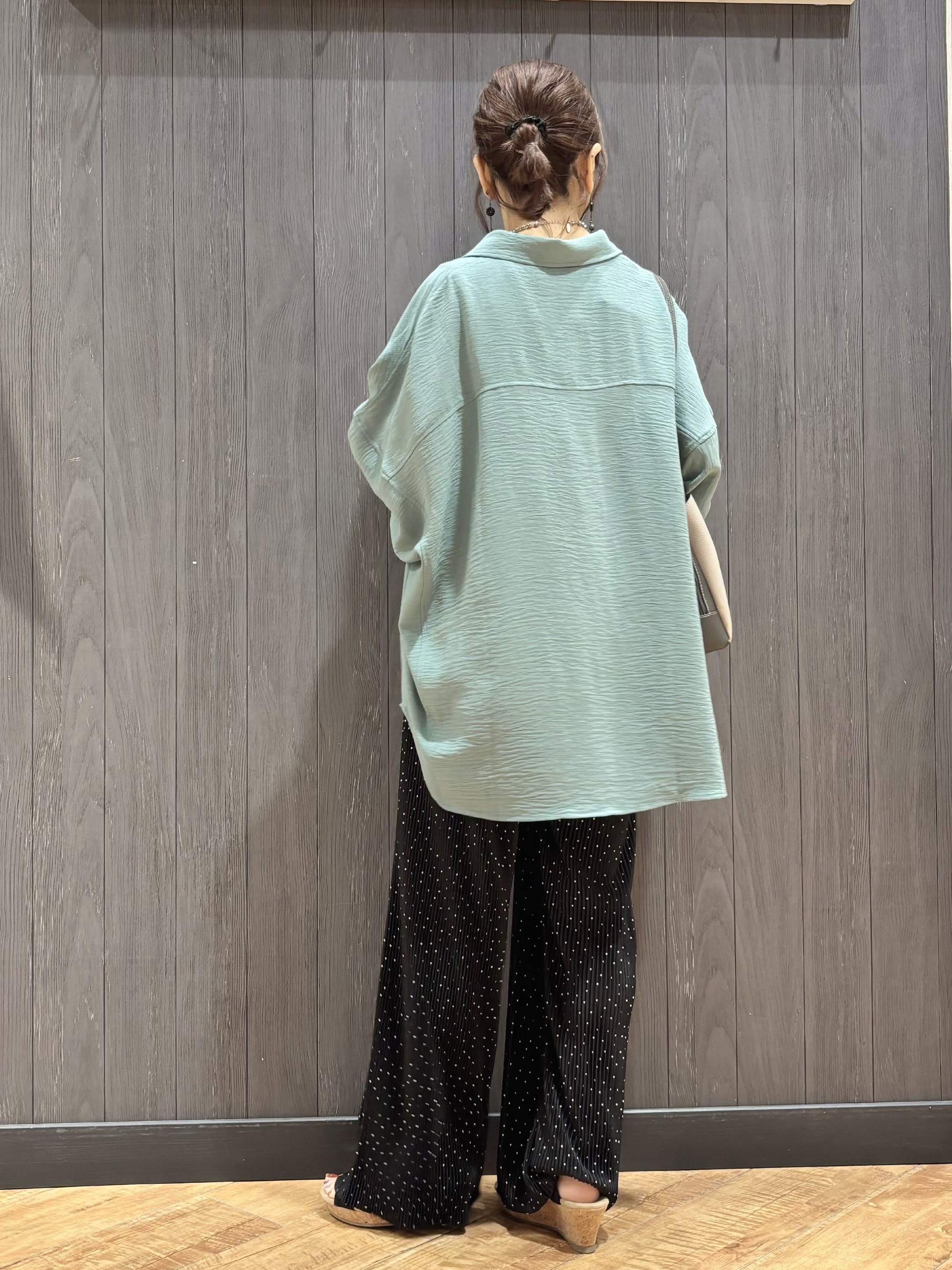 meiさんの「SHOO･LA･RUE｜【高レビュー/洗濯後しわになりにくい/体型カバー】きちんとゆるっと 大人の抜け感 ポンチョ風カラーシ」を使ったコーディネート