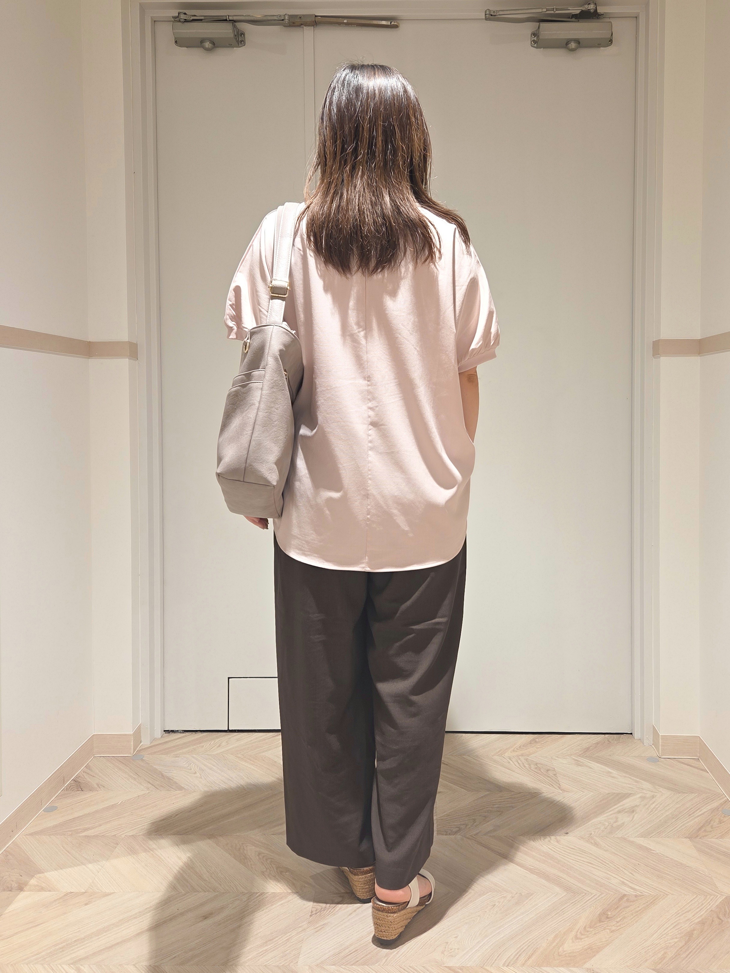 TSUCHIYAさんの「SHOO･LA･RUE｜【ひんやり/洗濯後しわになりにくい】インせず着られる さらっとタッチのドルマンブラウス」を使ったコーディネート