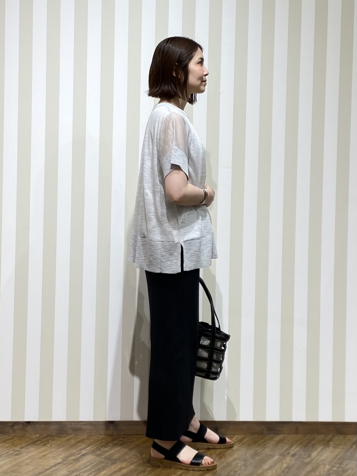 SAOさんの「SHOO･LA･RUE｜【2点セット/S-LL/体型カバー】大人のこなれレイヤード シアーニット+タンクトップ」を使ったコーディネート