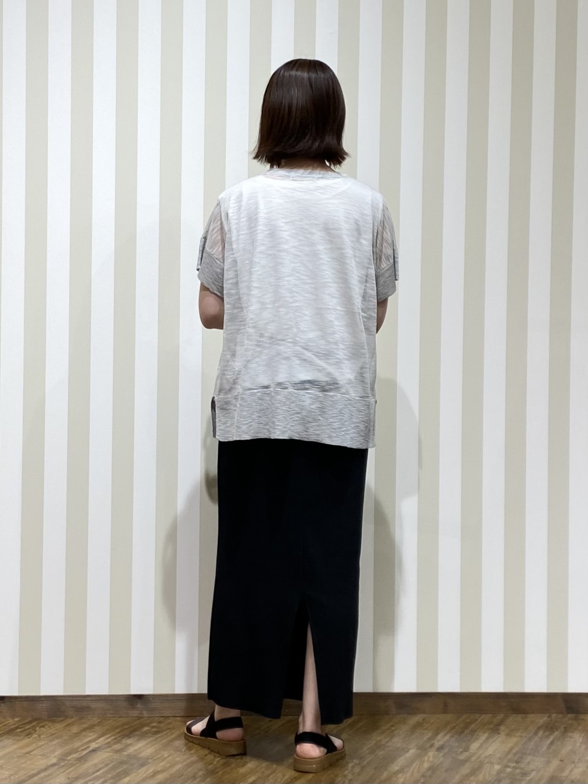 SAOさんの「SHOO･LA･RUE｜【2点セット/S-LL/体型カバー】大人のこなれレイヤード シアーニット+タンクトップ」を使ったコーディネート