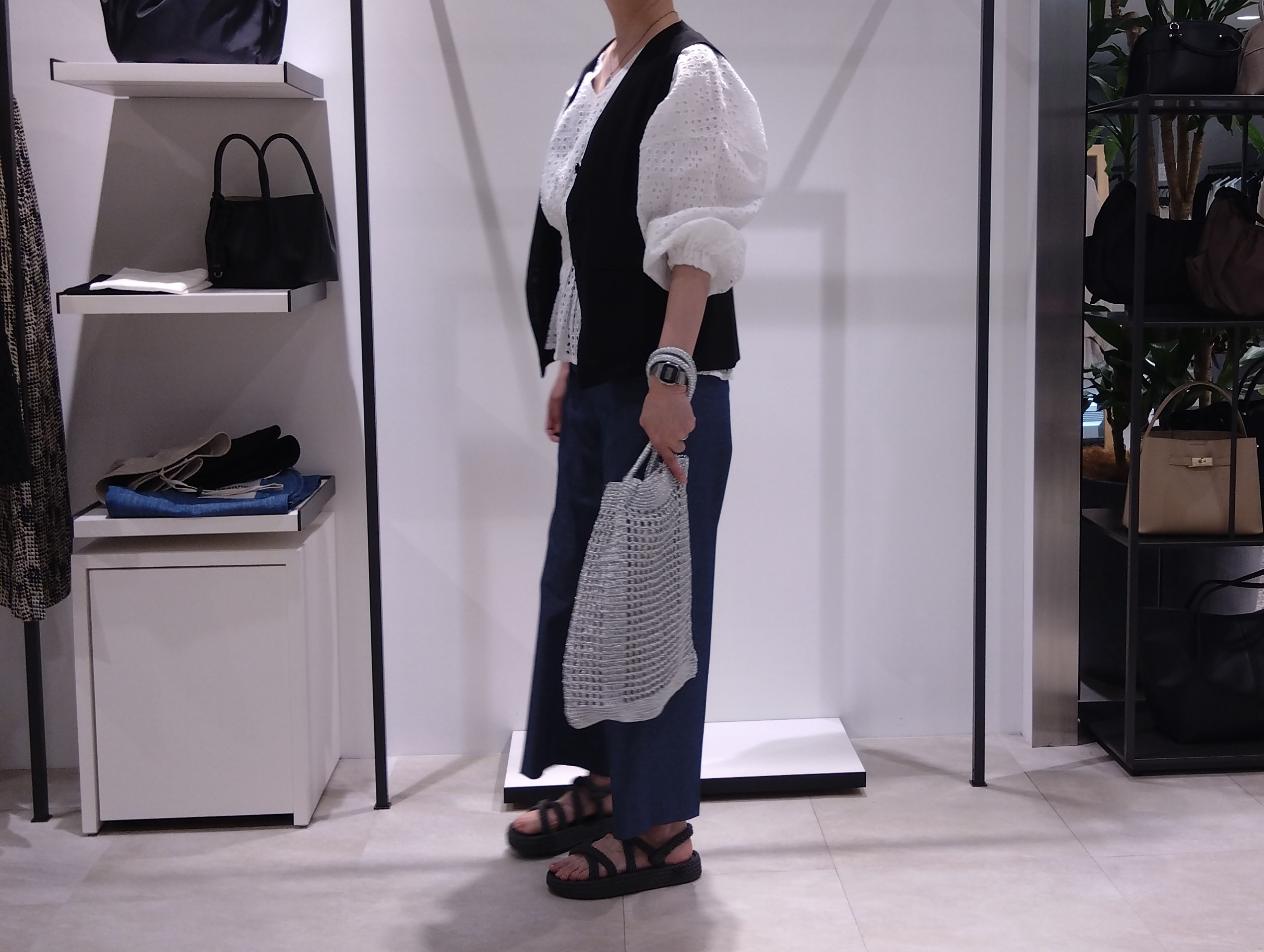 まちこさんの「UNTITLED｜【セットアップ可/接触冷感/通気性】ドライシアーVネックジレ」を使ったコーディネート