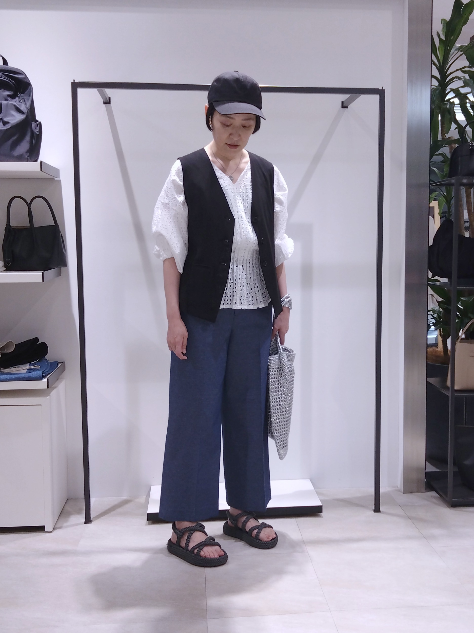 まちこさんの「UNTITLED｜【セットアップ可/接触冷感/通気性】ドライシアーVネックジレ」を使ったコーディネート