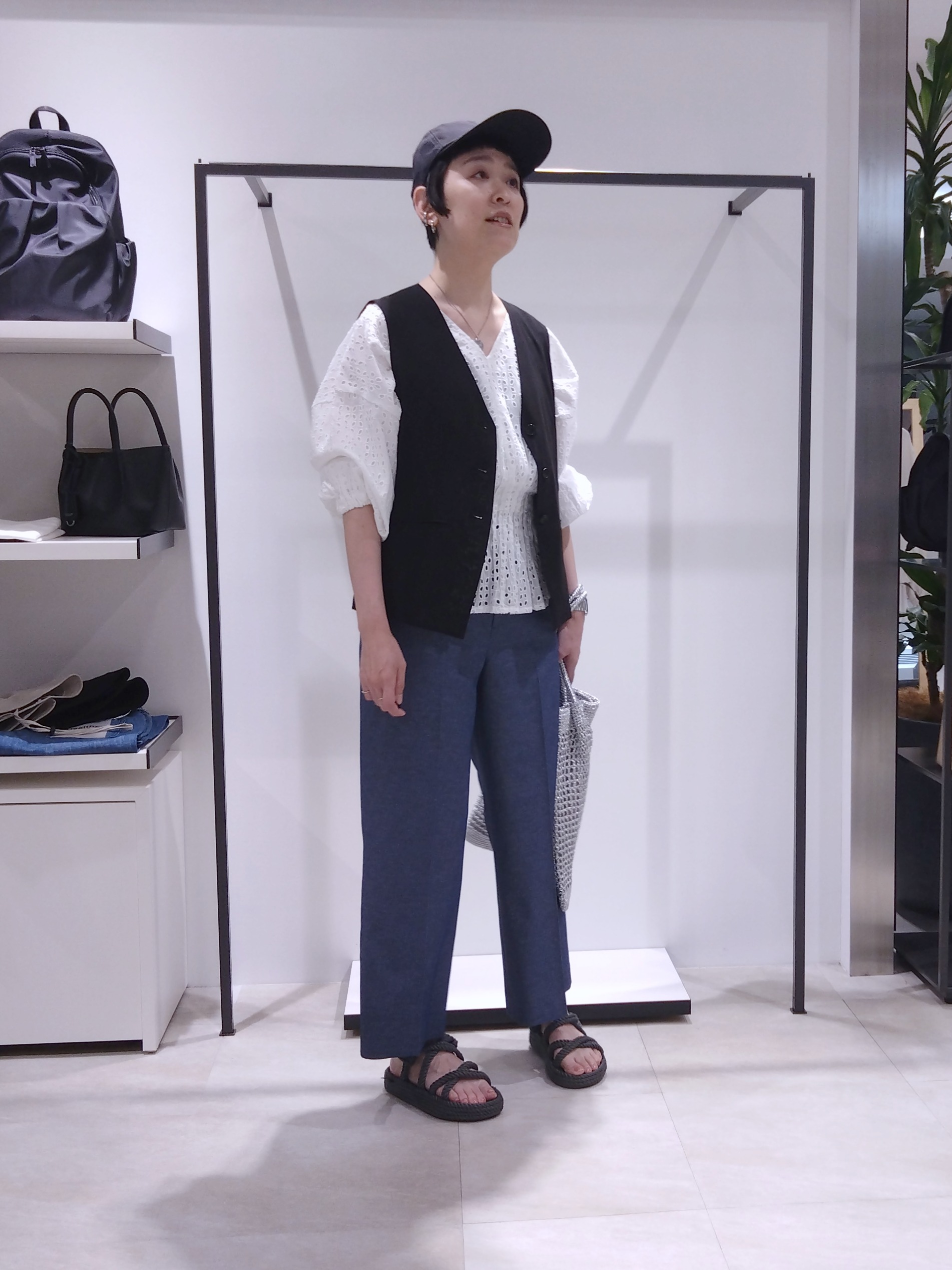 まちこさんの「UNTITLED｜【セットアップ可/接触冷感/通気性】ドライシアーVネックジレ」を使ったコーディネート