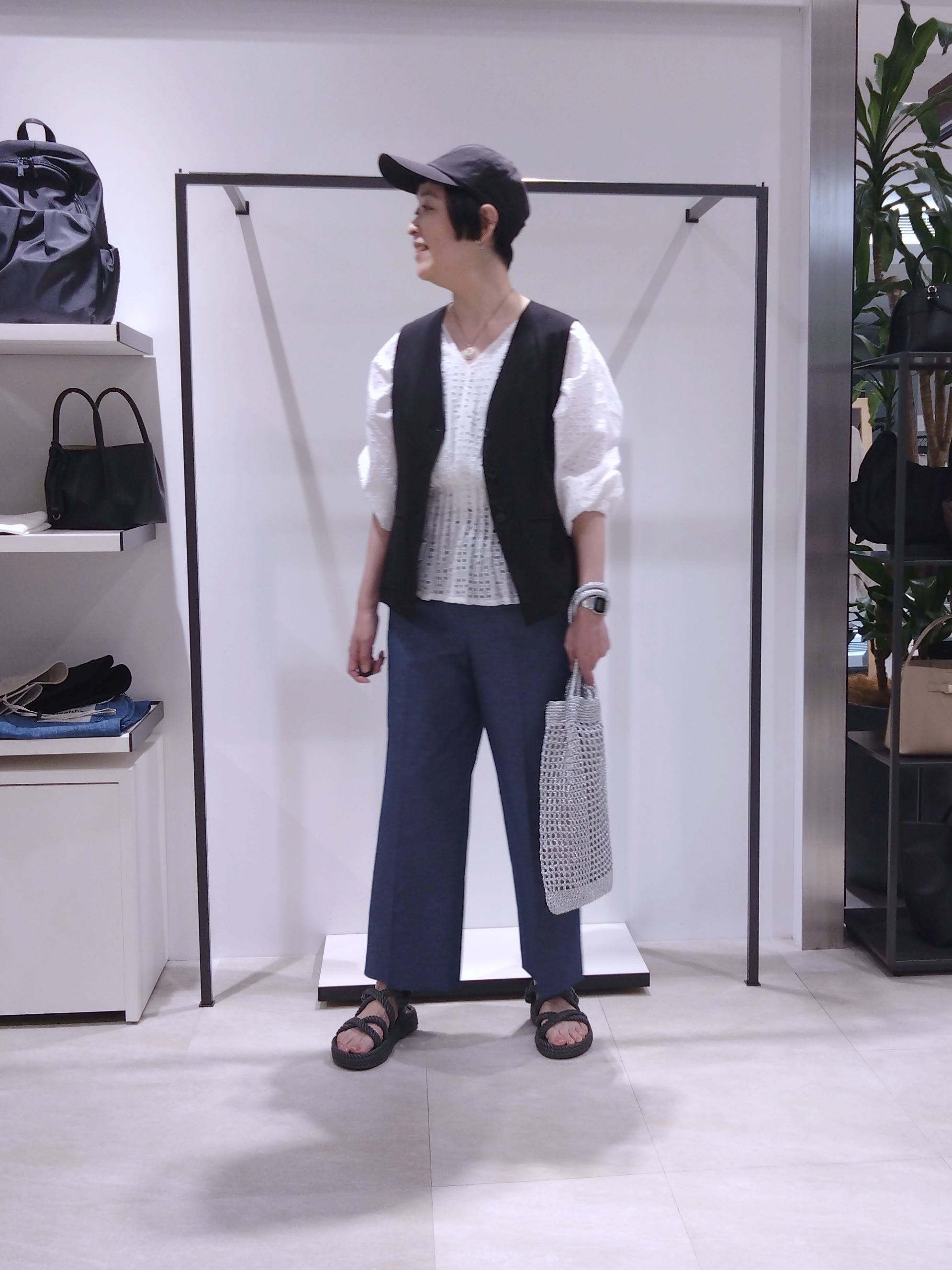 まちこさんの「UNTITLED｜【セットアップ可/接触冷感/通気性】ドライシアーVネックジレ」を使ったコーディネート