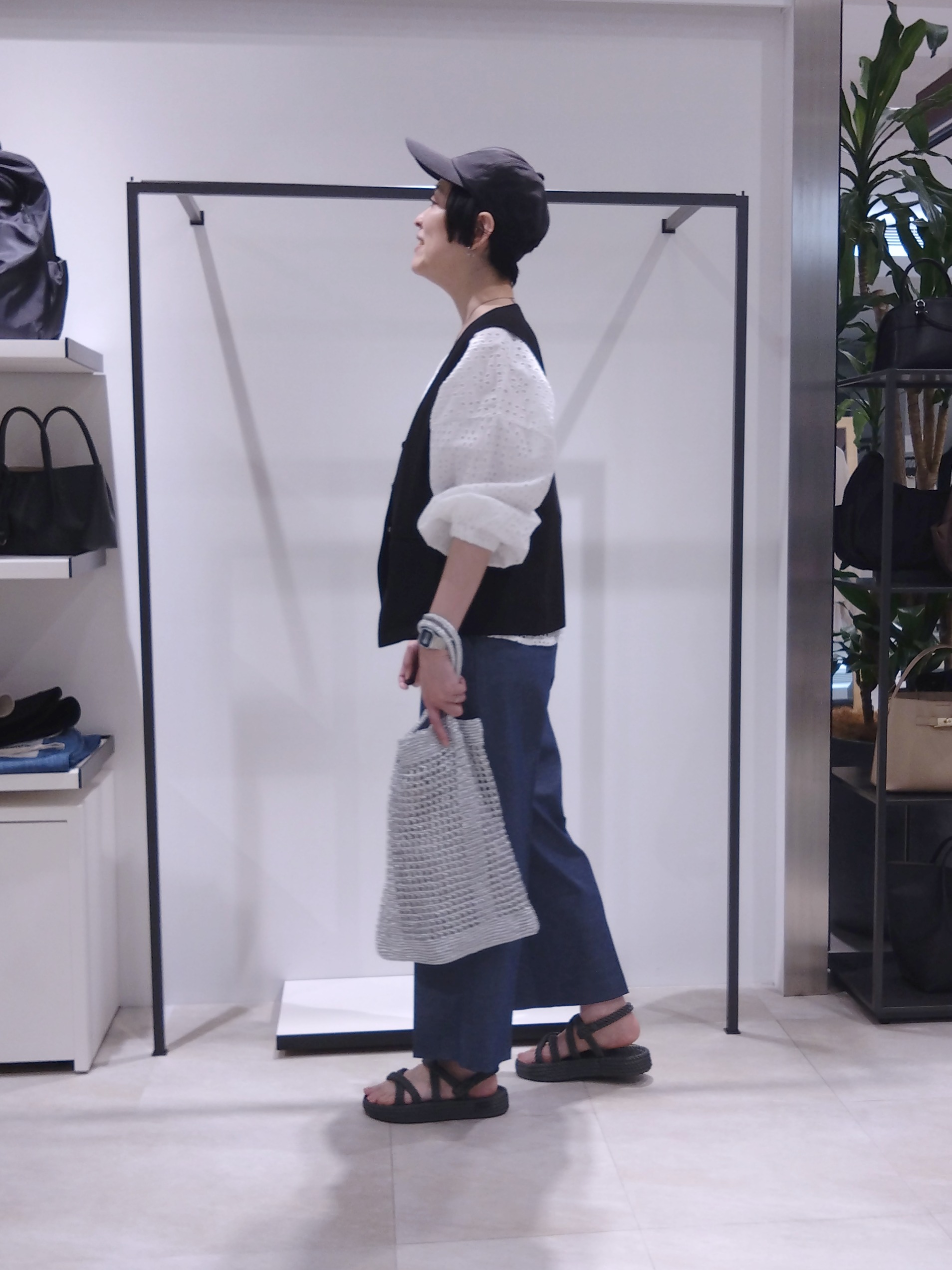 まちこさんの「UNTITLED｜【セットアップ可/接触冷感/通気性】ドライシアーVネックジレ」を使ったコーディネート