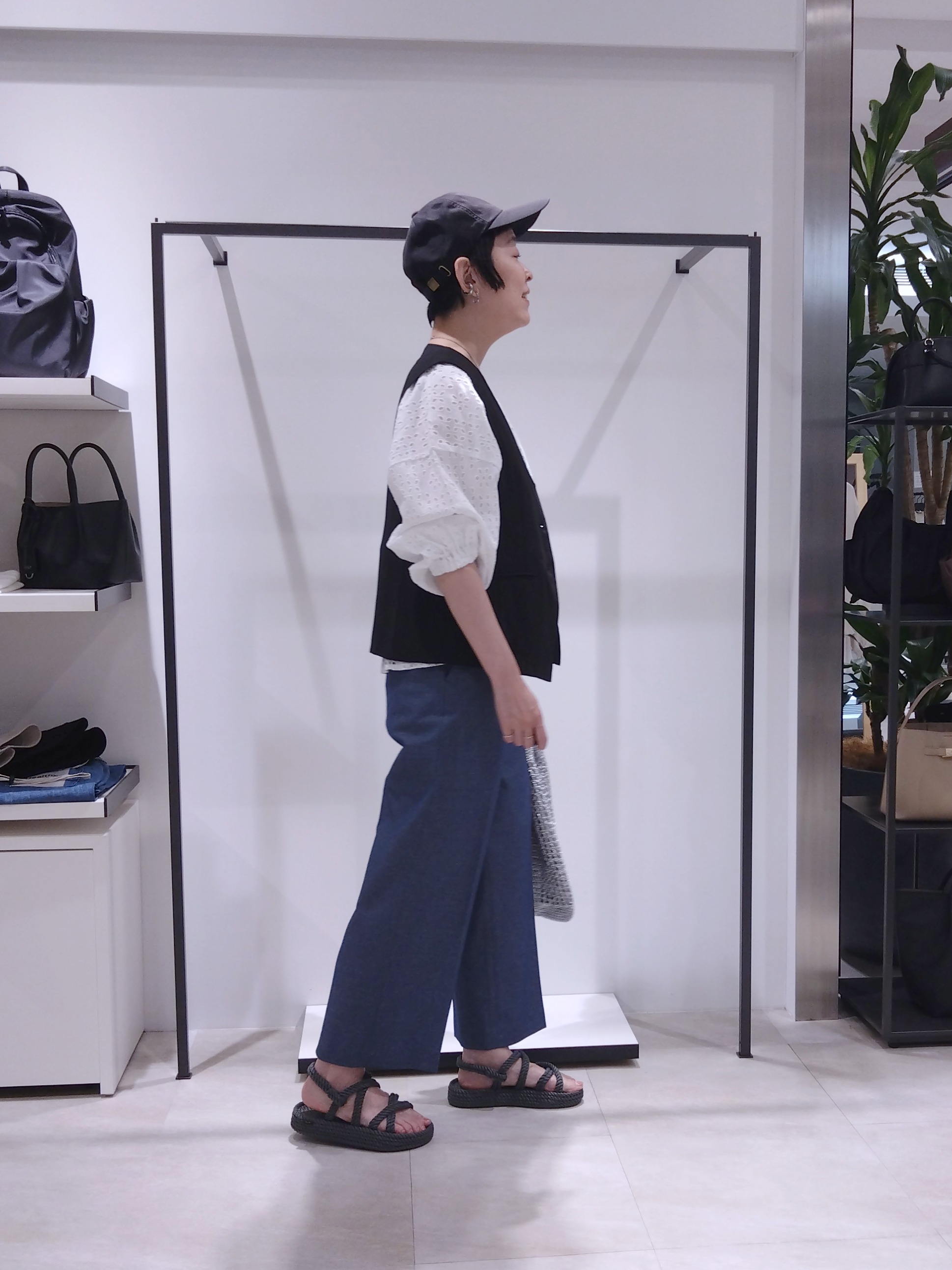 まちこさんの「UNTITLED｜【セットアップ可/接触冷感/通気性】ドライシアーVネックジレ」を使ったコーディネート