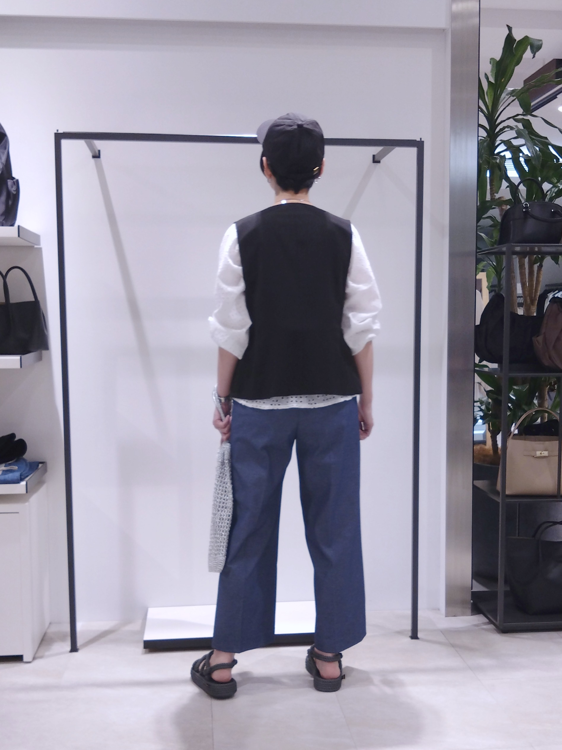 まちこさんの「UNTITLED｜【セットアップ可/接触冷感/通気性】ドライシアーVネックジレ」を使ったコーディネート