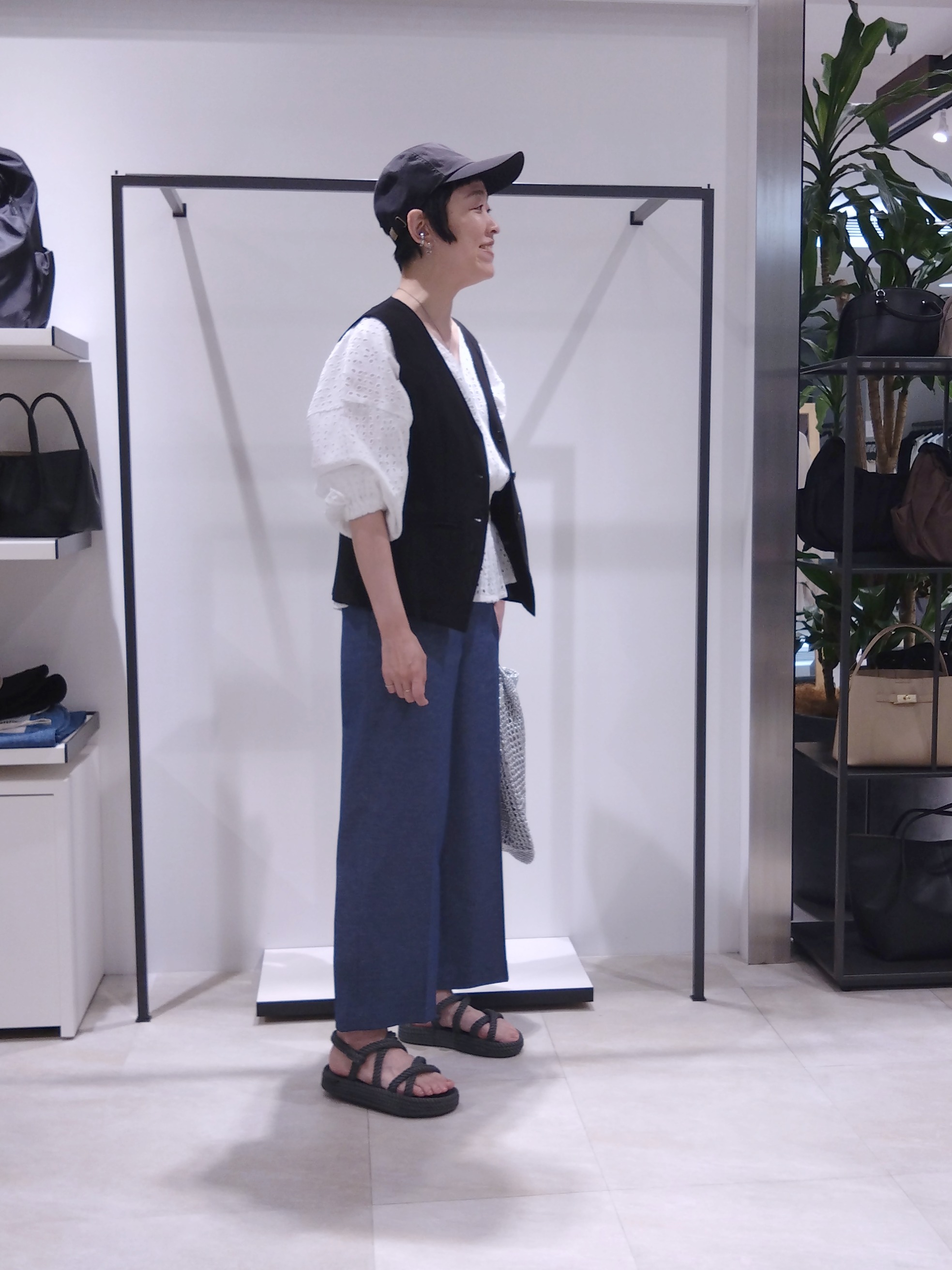 まちこさんの「UNTITLED｜【セットアップ可/接触冷感/通気性】ドライシアーVネックジレ」を使ったコーディネート