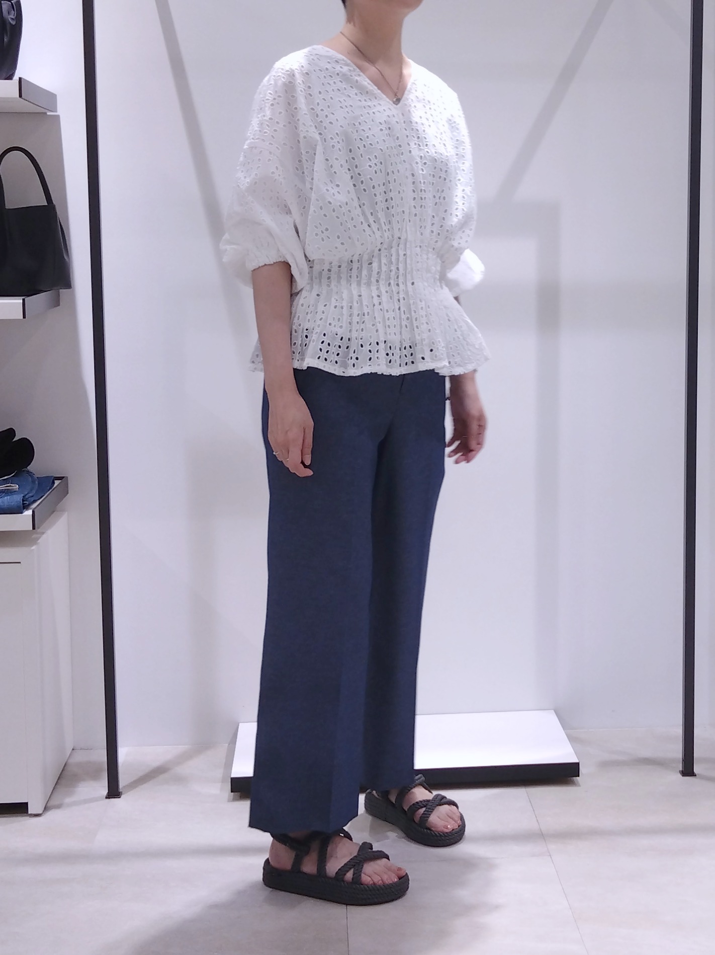 まちこさんの「UNTITLED｜【セットアップ可/接触冷感/通気性】ドライシアーVネックジレ」を使ったコーディネート