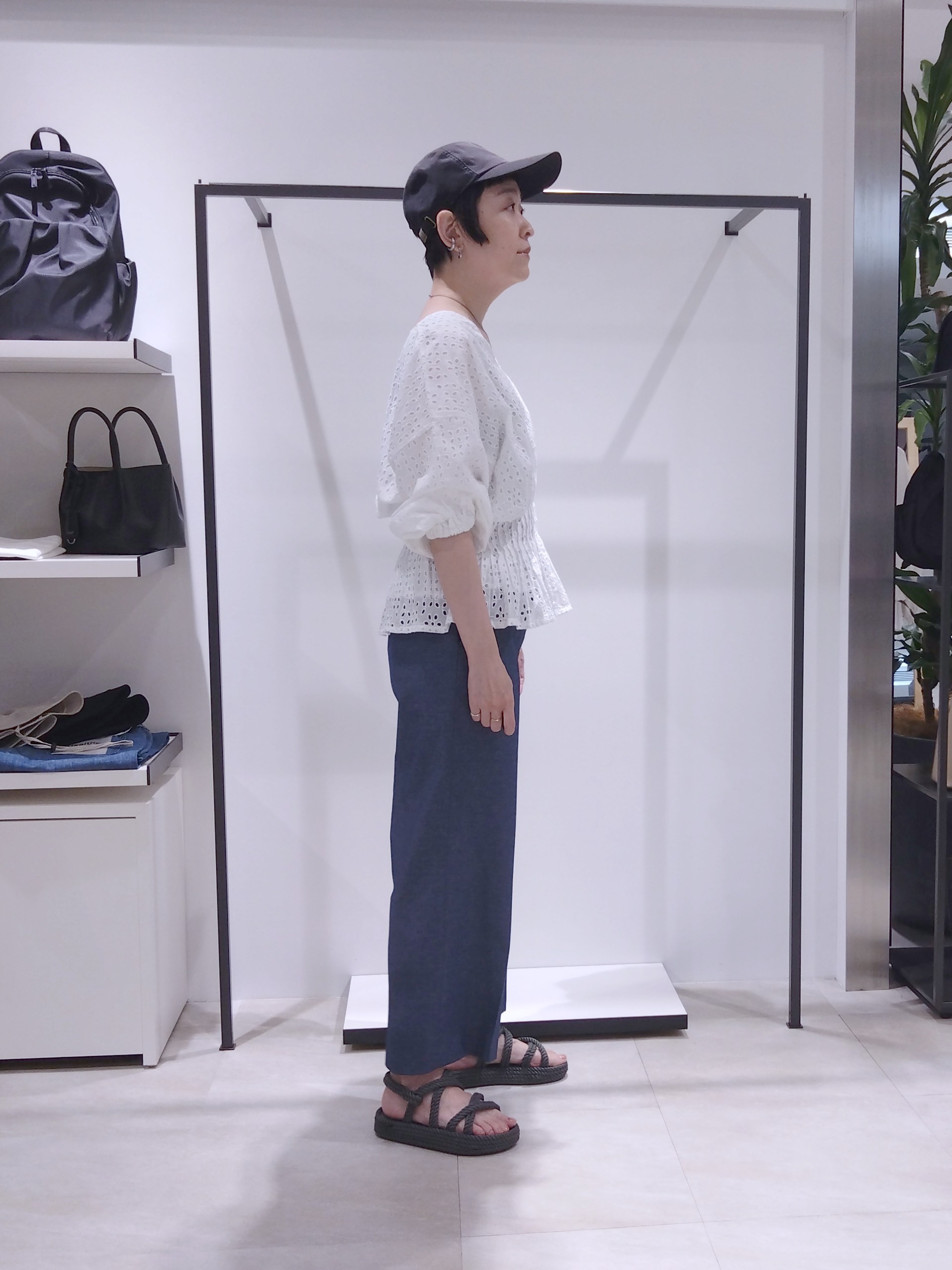 まちこさんの「UNTITLED｜【接触冷感/洗える/後ろウエストゴム】オックスワイドパンツ」を使ったコーディネート