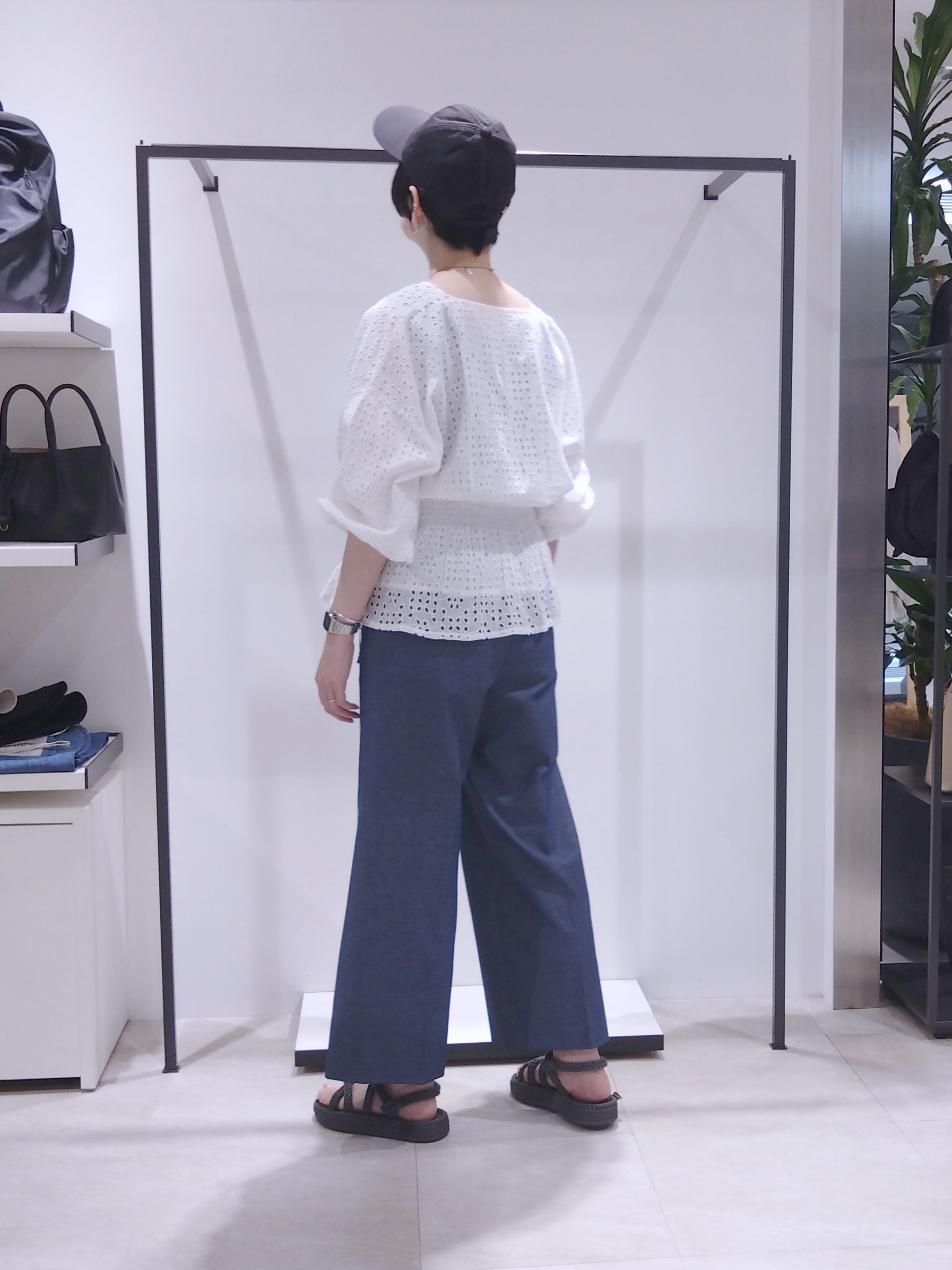 まちこさんの「UNTITLED｜【接触冷感/洗える/後ろウエストゴム】オックスワイドパンツ」を使ったコーディネート