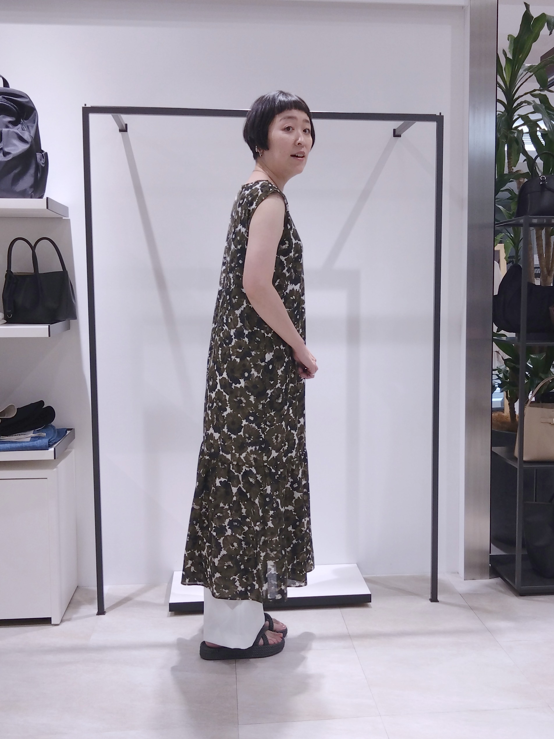 まちこさんの「UNTITLED｜【花柄/着映え】フラワープリントワンピース」を使ったコーディネート