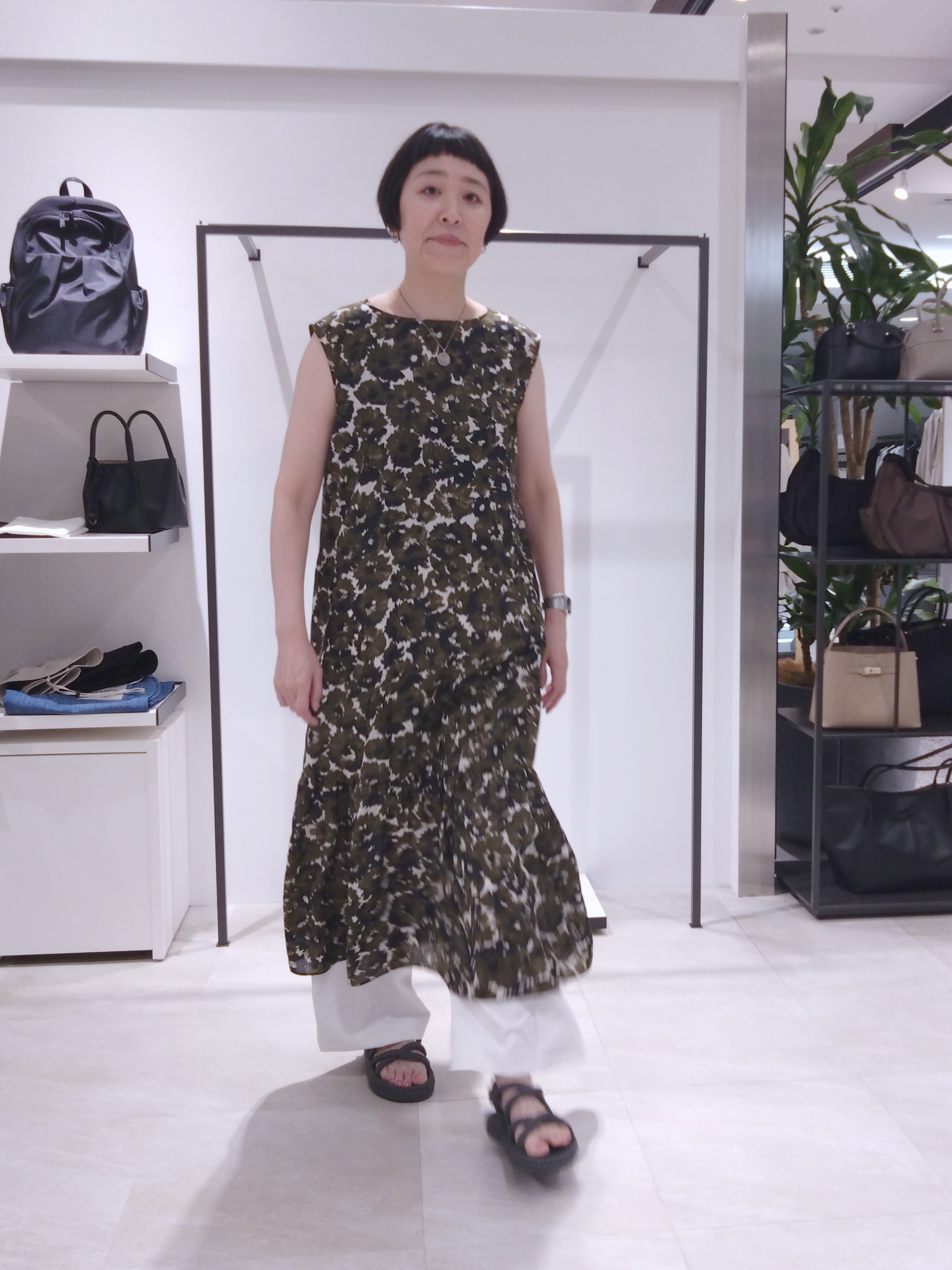 まちこさんの「UNTITLED｜【花柄/着映え】フラワープリントワンピース」を使ったコーディネート