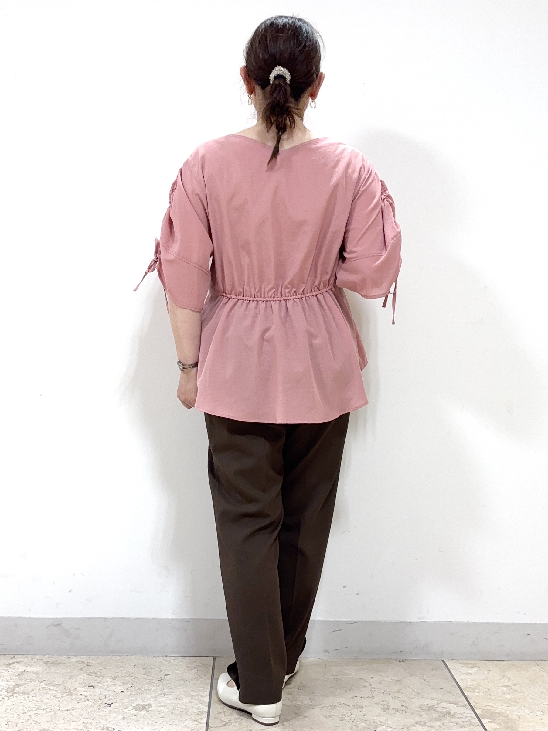 keiさんの「Reflect｜【通気性あり／涼しい／マシンウォッシャブル】ウエストギャザーブラウス」を使ったコーディネート