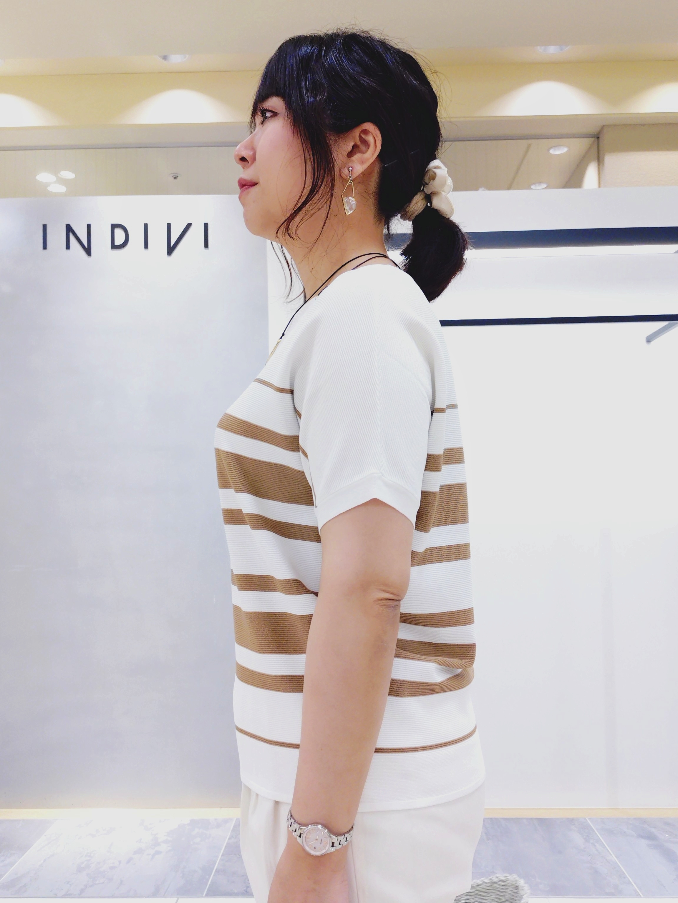 TOMOMIさんの「INDIVI｜【洗える】ガーター編みVネックニットT」を使ったコーディネート
