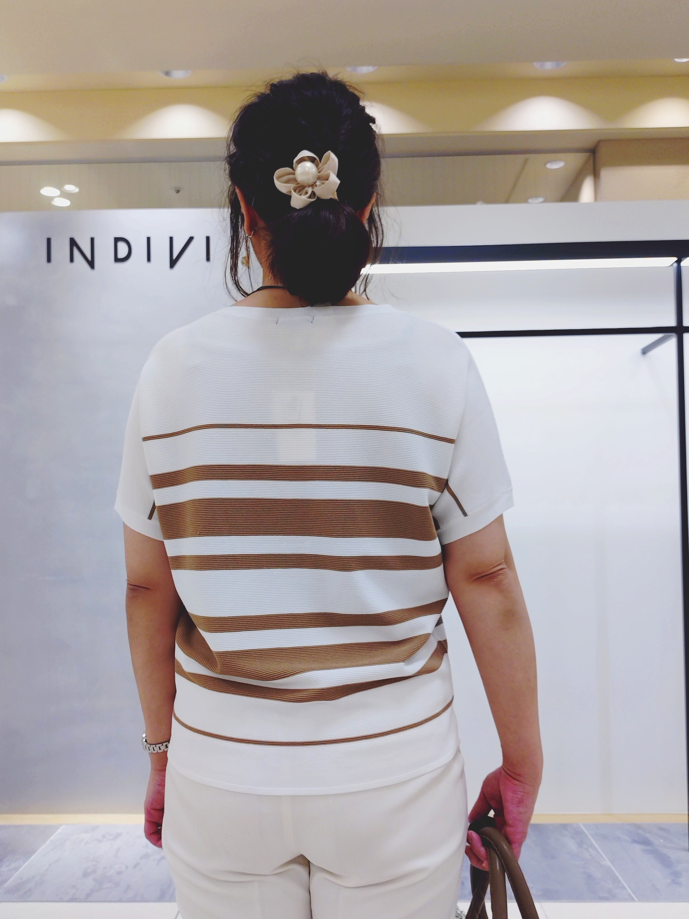 TOMOMIさんの「INDIVI｜【洗える】ガーター編みVネックニットT」を使ったコーディネート