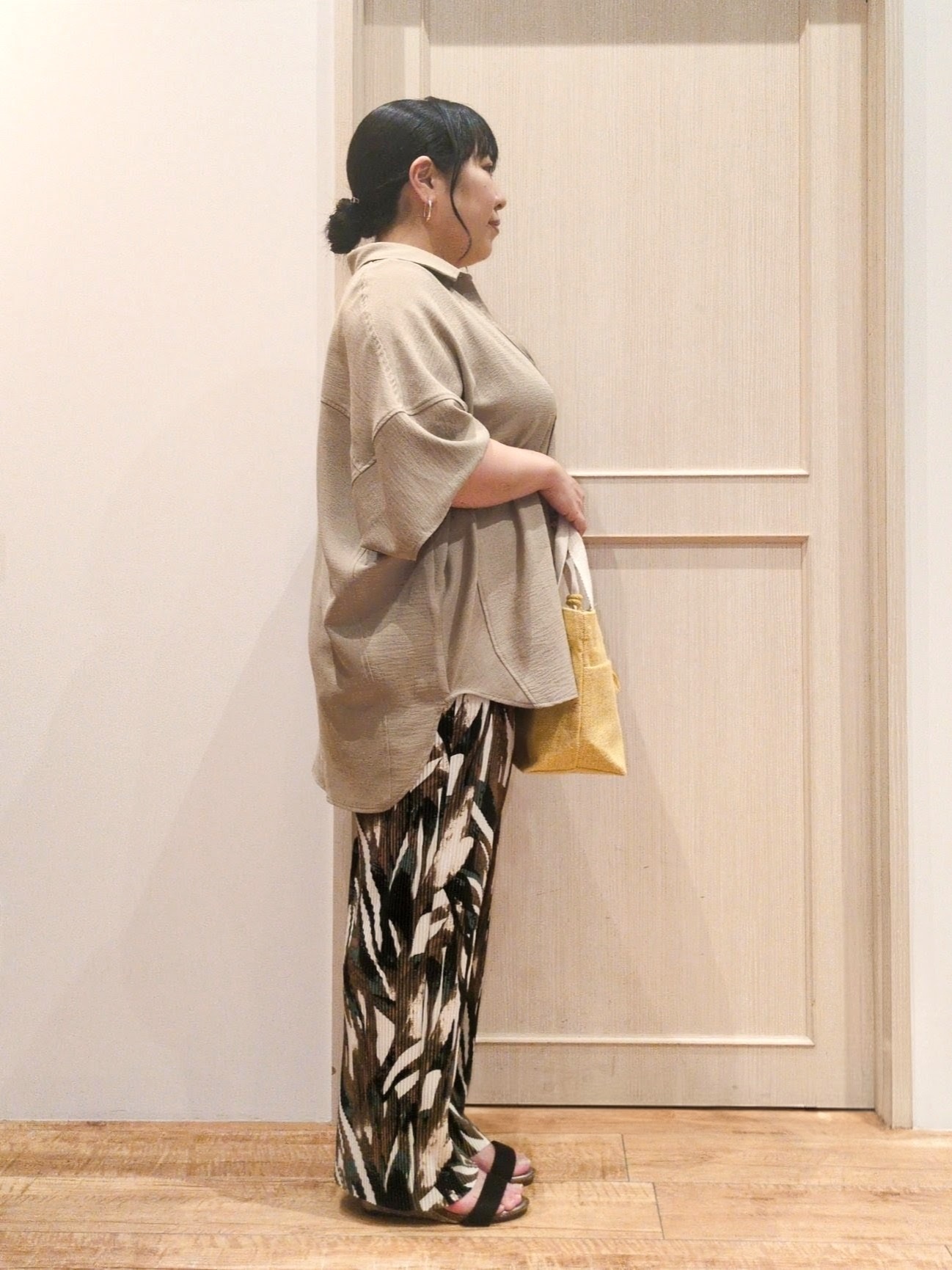haseさんの「SHOO･LA･RUE｜【高レビュー/洗濯後しわになりにくい/体型カバー】きちんとゆるっと 大人の抜け感 ポンチョ風カラーシ」を使ったコーディネート