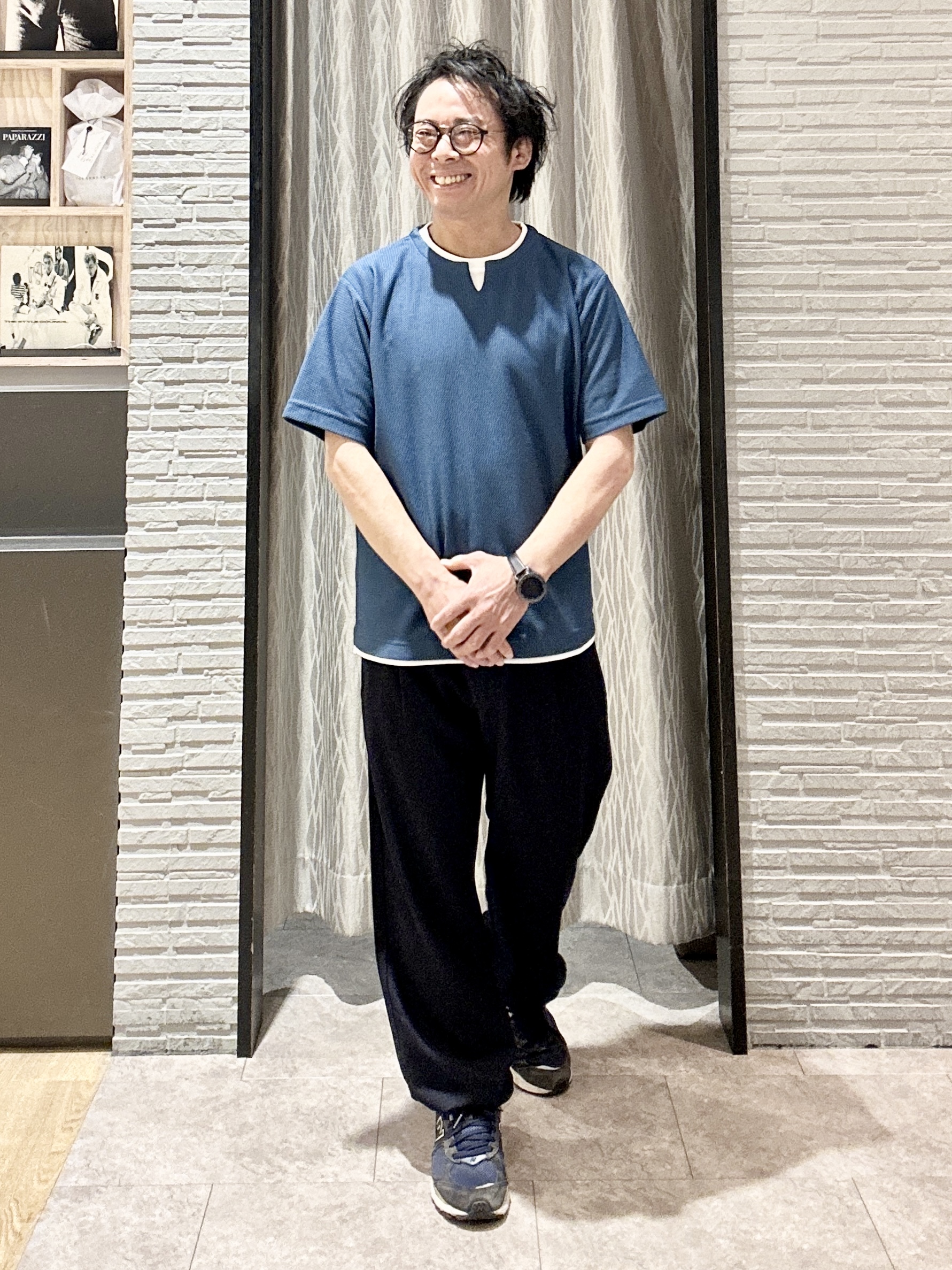 KENJI Iさんの「THE SHOP TK｜【一枚でコーディネートが完成！】レイヤード風 キーネック 半袖Tシャツ 洗濯機OK」を使ったコーディネート