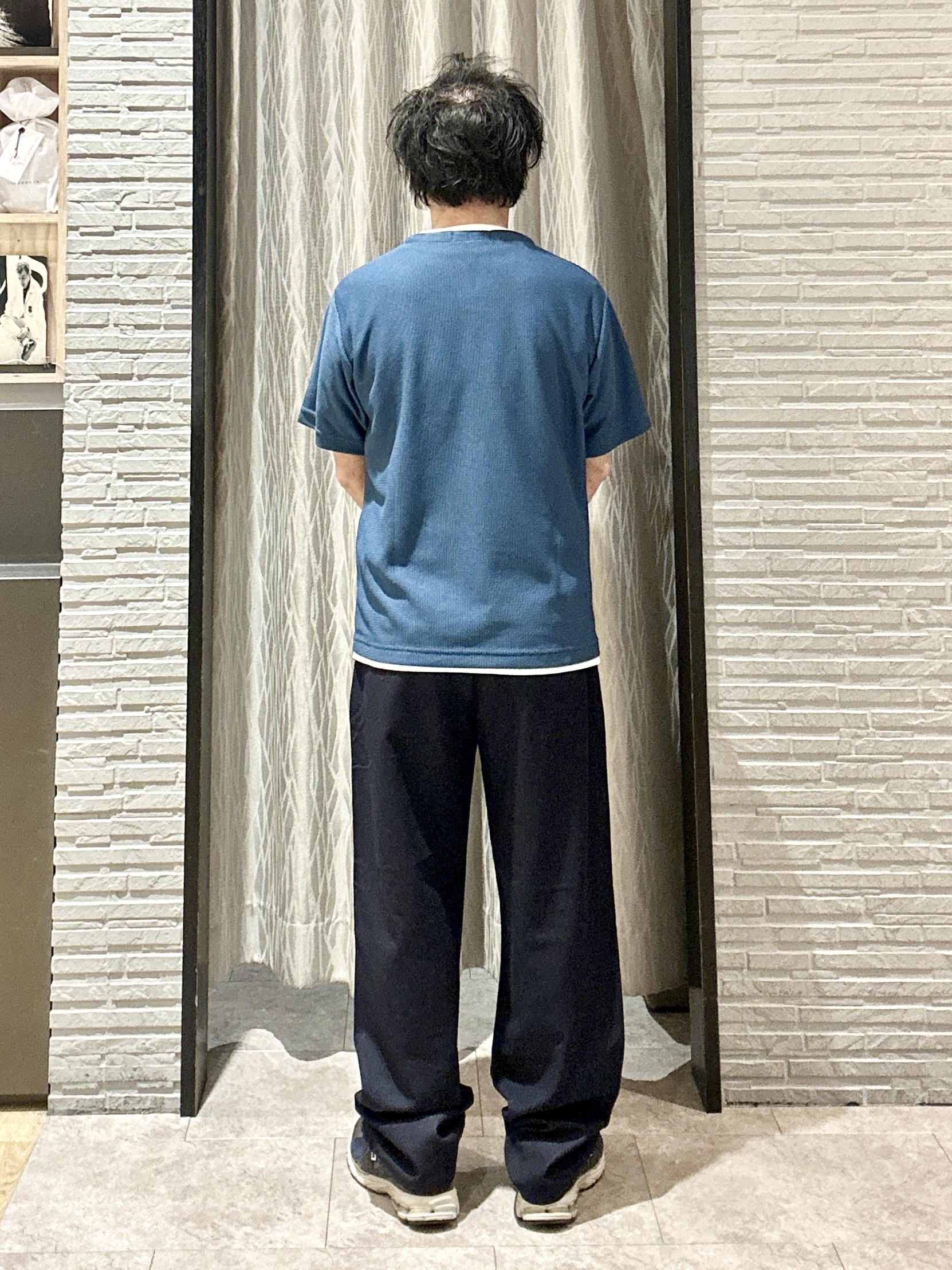 KENJI Iさんの「THE SHOP TK｜【一枚でコーディネートが完成！】レイヤード風 キーネック 半袖Tシャツ 洗濯機OK」を使ったコーディネート