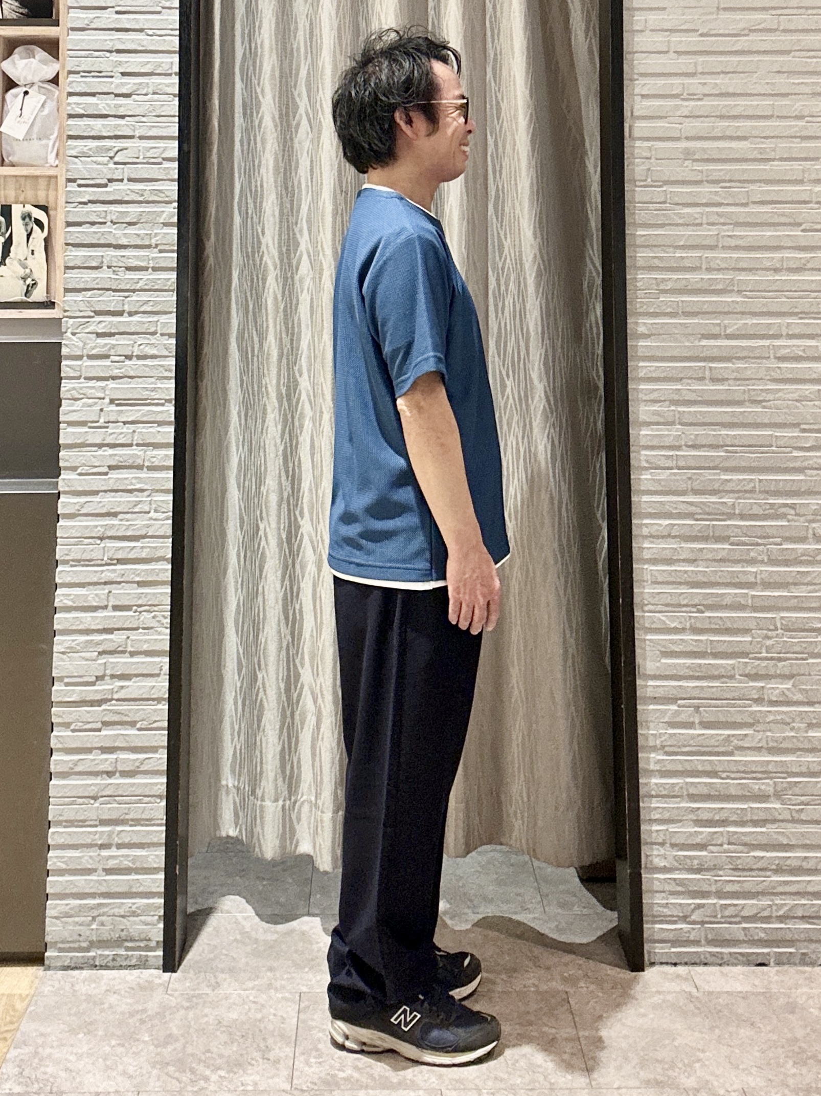 KENJI Iさんの「THE SHOP TK｜【一枚でコーディネートが完成！】レイヤード風 キーネック 半袖Tシャツ 洗濯機OK」を使ったコーディネート