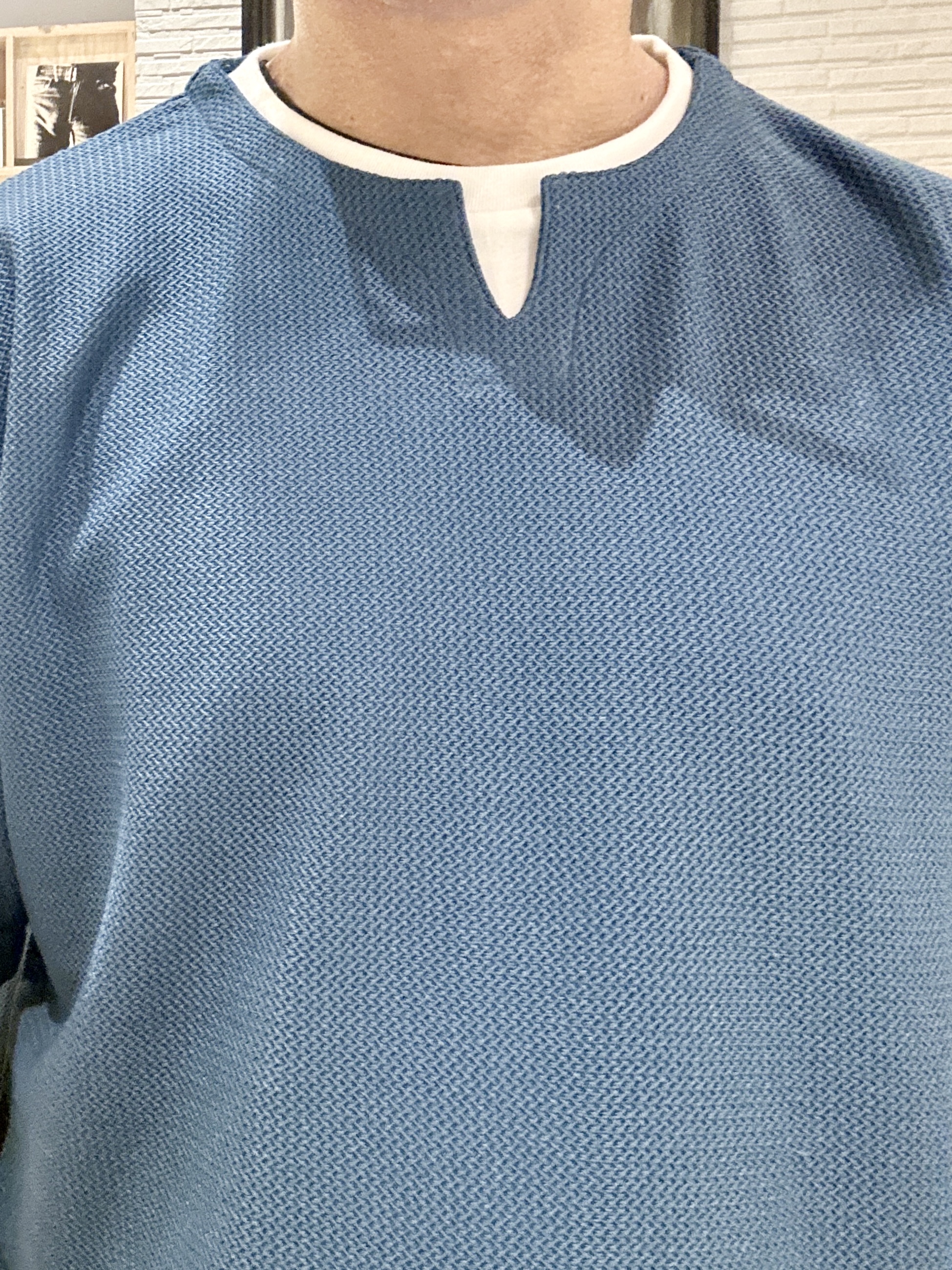 KENJI Iさんの「THE SHOP TK｜【一枚でコーディネートが完成！】レイヤード風 キーネック 半袖Tシャツ 洗濯機OK」を使ったコーディネート